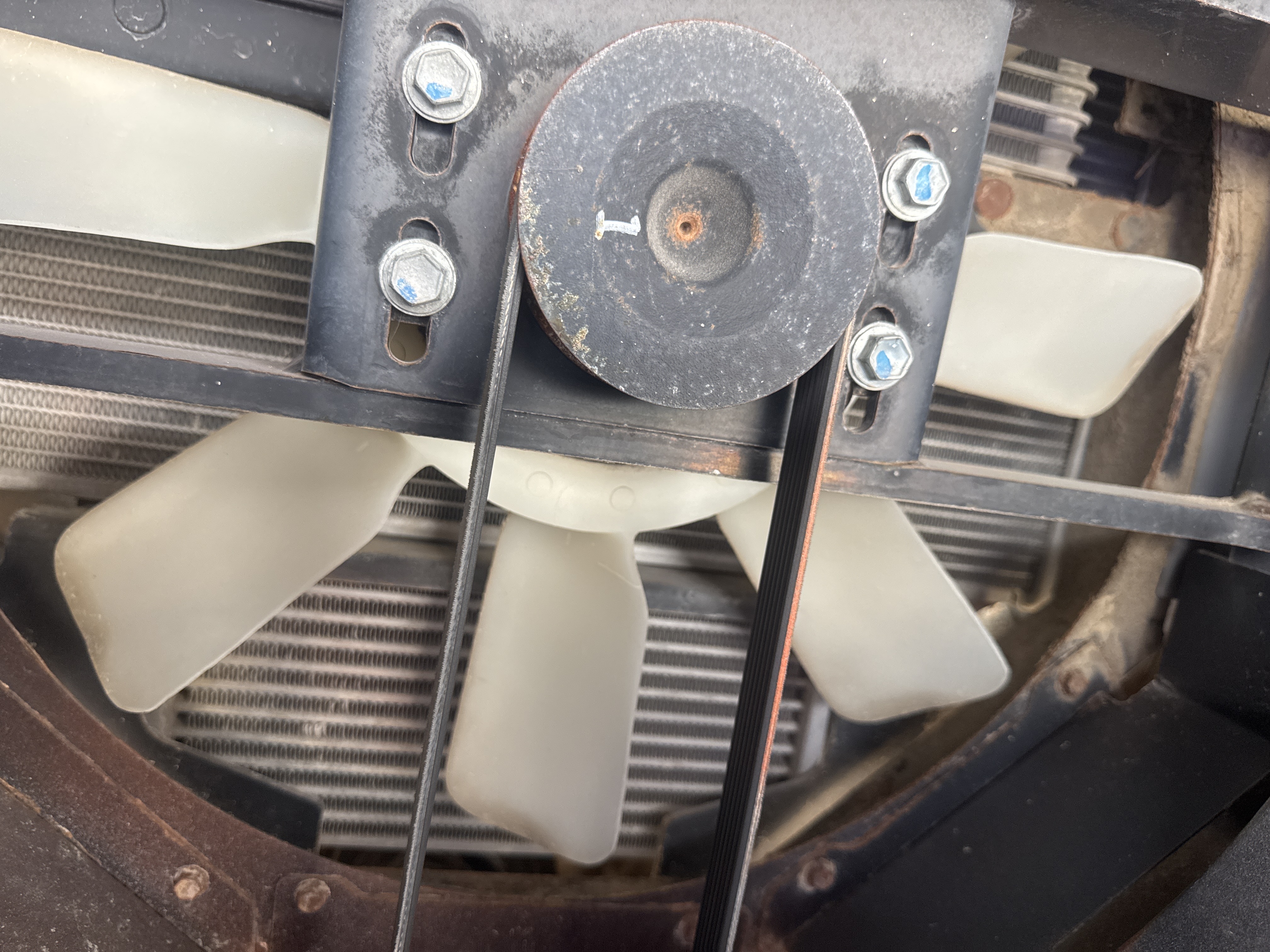 FLM-024-Toyota-8FD50U-Forklifts-inspection-Engine-Radiator,-condenser,-intercooler,-hydraulic-cooler-1