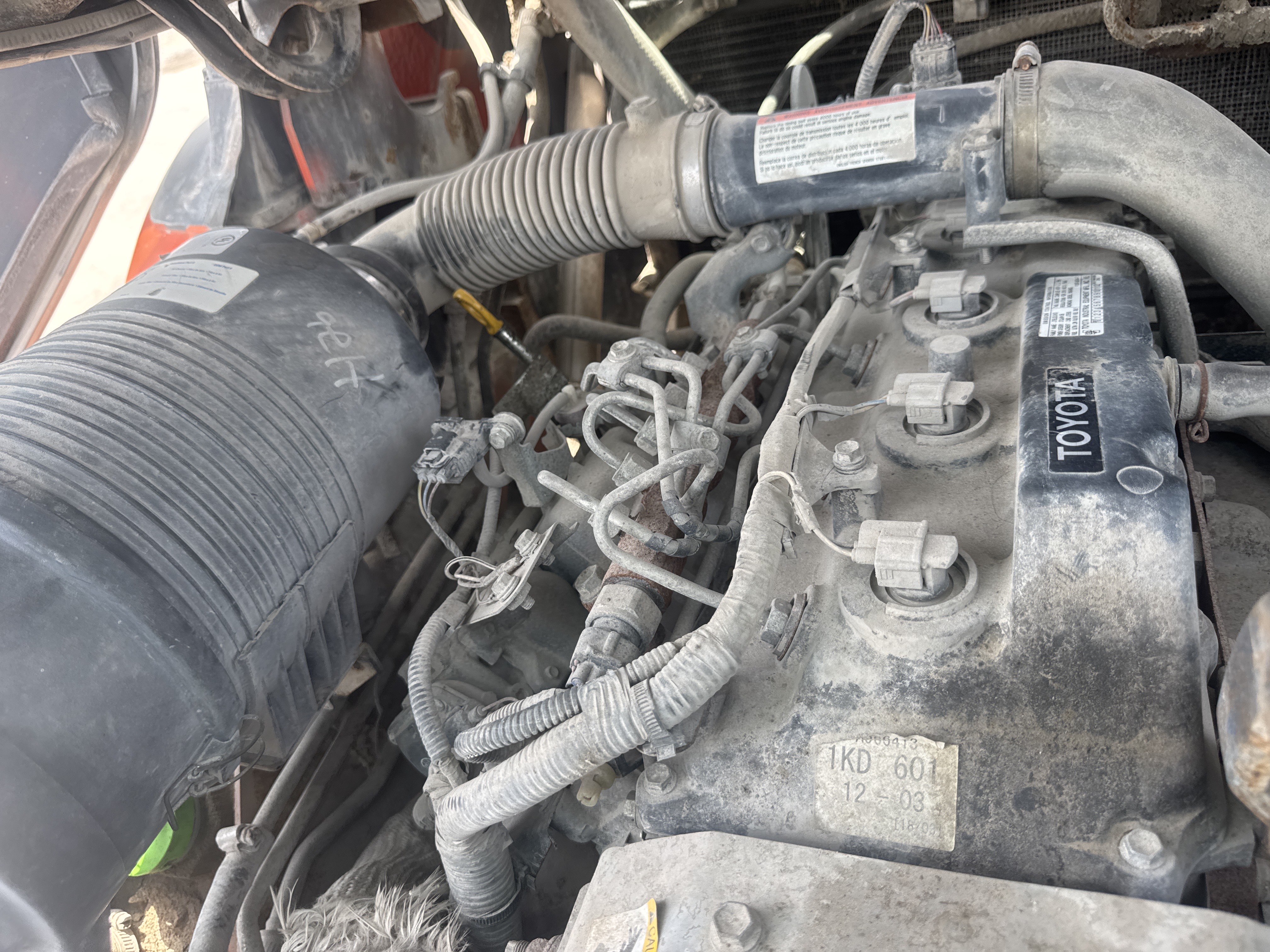 FLM-024-Toyota-8FD50U-Forklifts-inspection-Engine-Engine-oil-leaks-1
