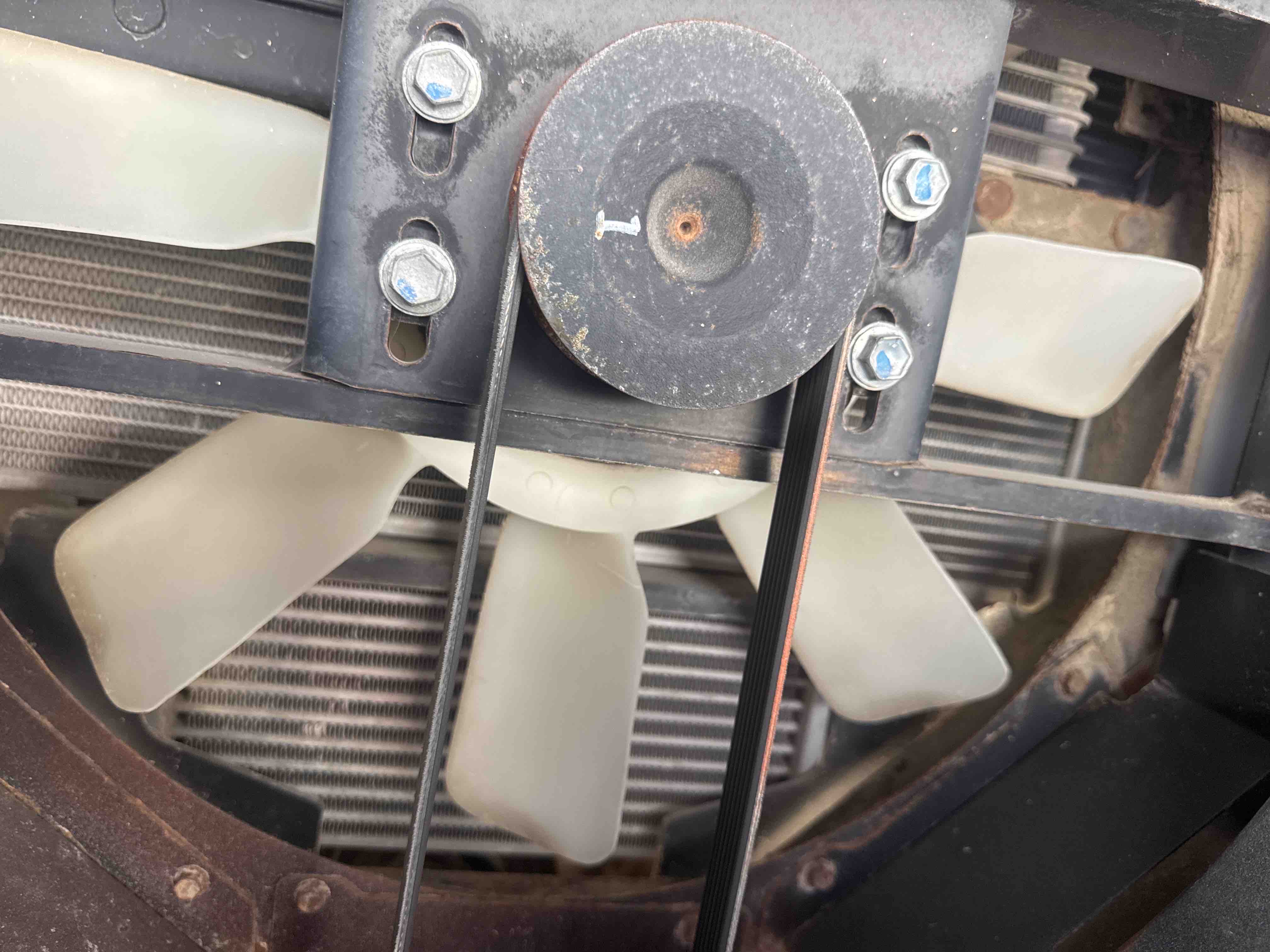 FLM-024-Toyota-8FD50U-Forklifts-inspection-Engine-Cooling-fan-and-fan-guard-1