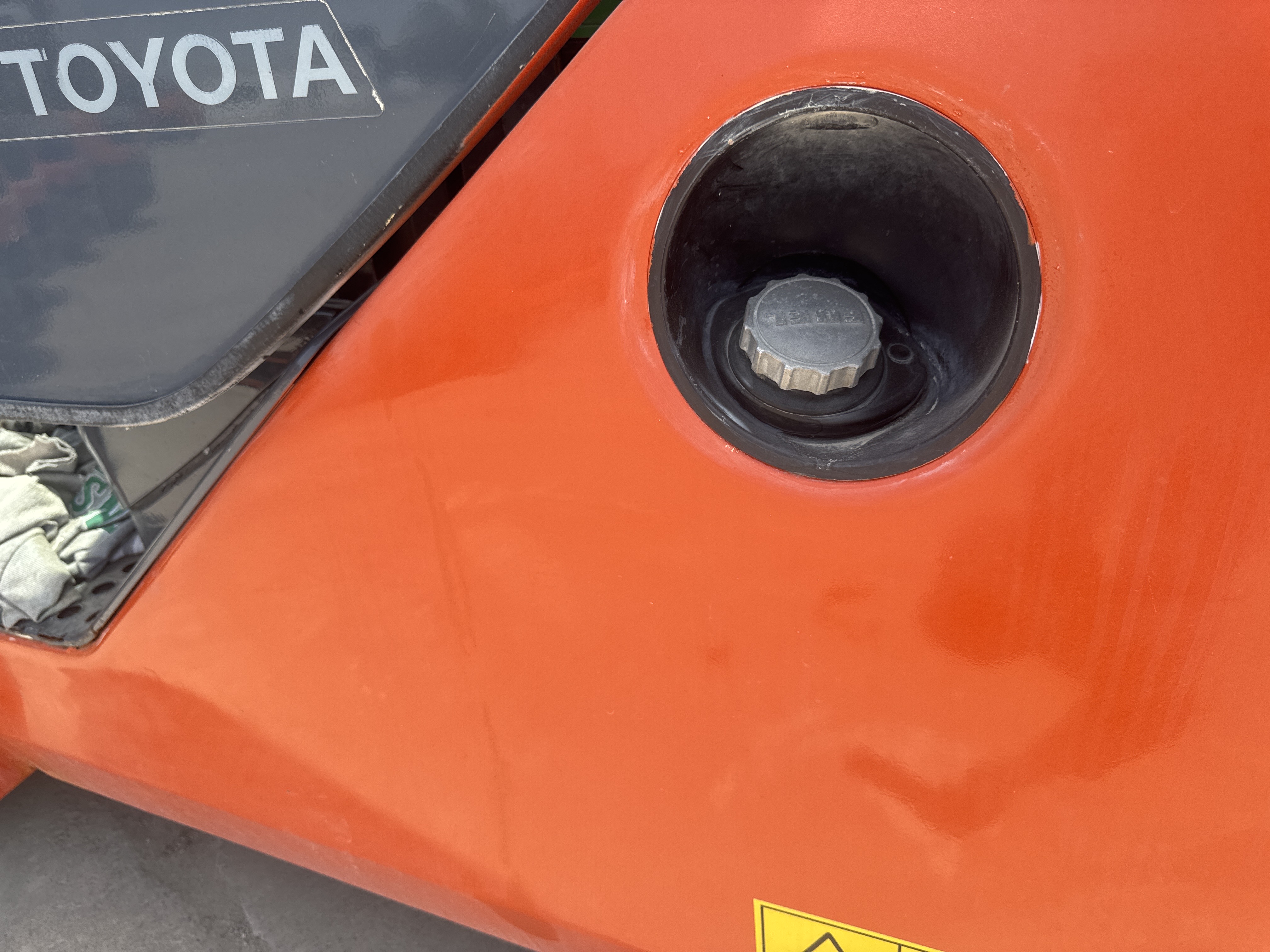 FLM-024-Toyota-8FD50U-Forklifts-inspection-Engine-Fuel-tank-1