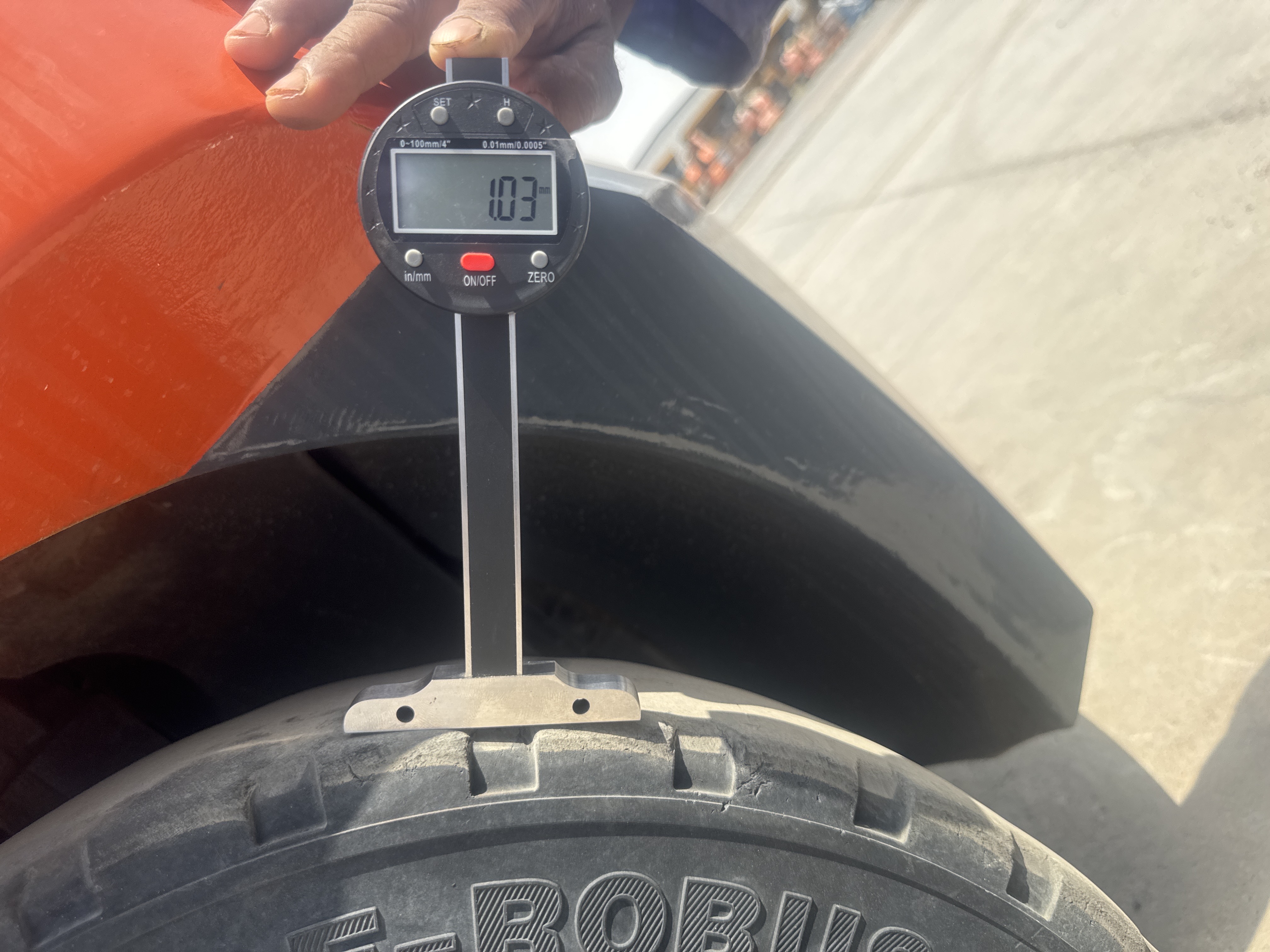 FLM-024-Toyota-8FD50U-Forklifts-inspection-Chassis-Left-rear-tire---tread-depth-1
