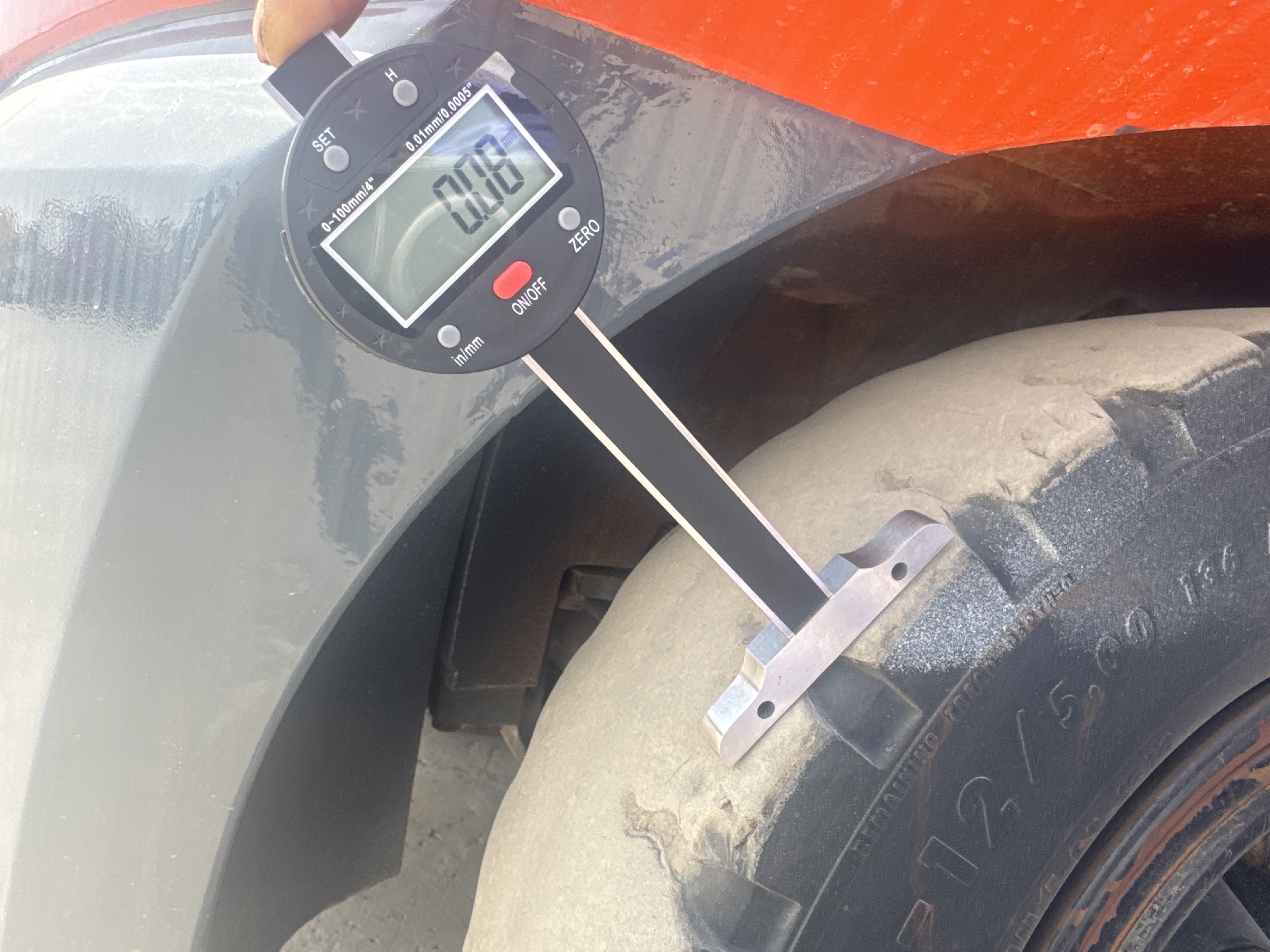 FLM-024-Toyota-8FD50U-Forklifts-inspection-Chassis-Right-front-tire---tread-depth-1
