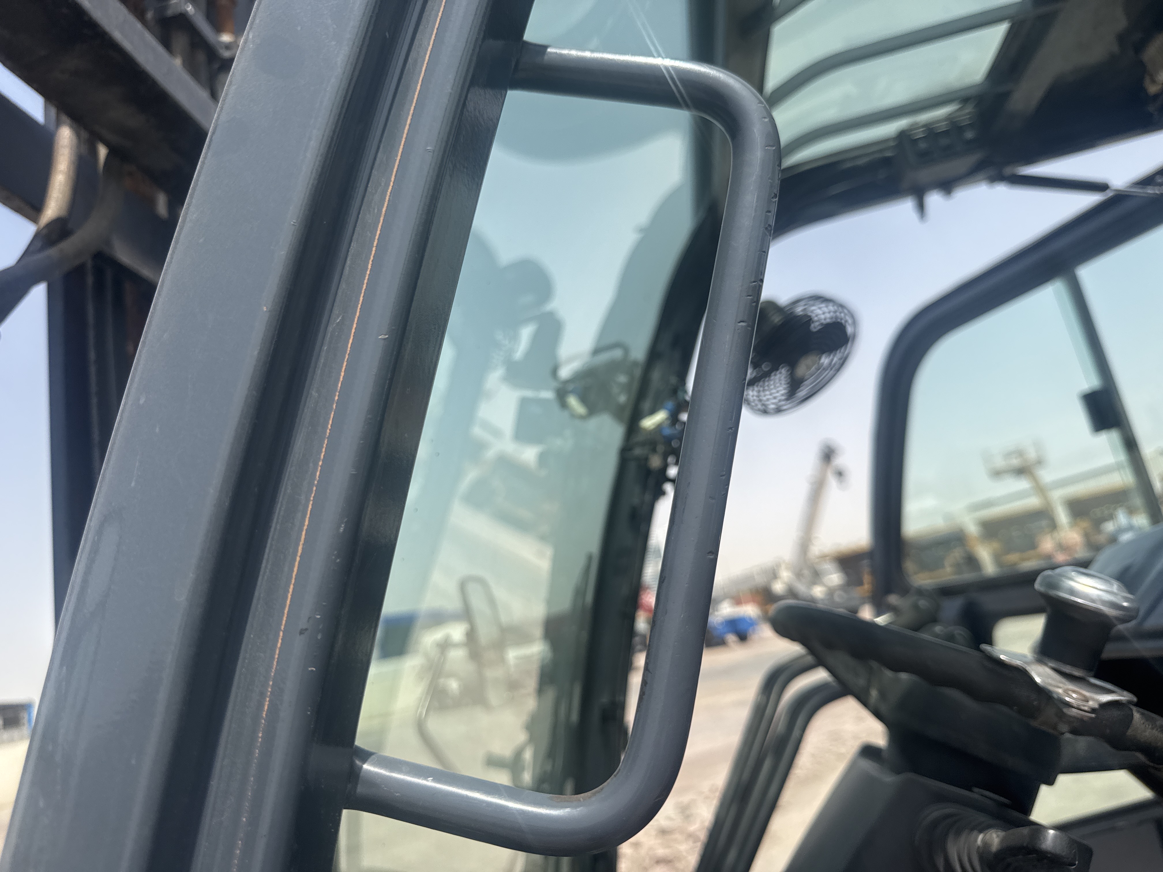 FLM-024-Toyota-8FD50U-Forklifts-inspection-Structure-Handrails-1