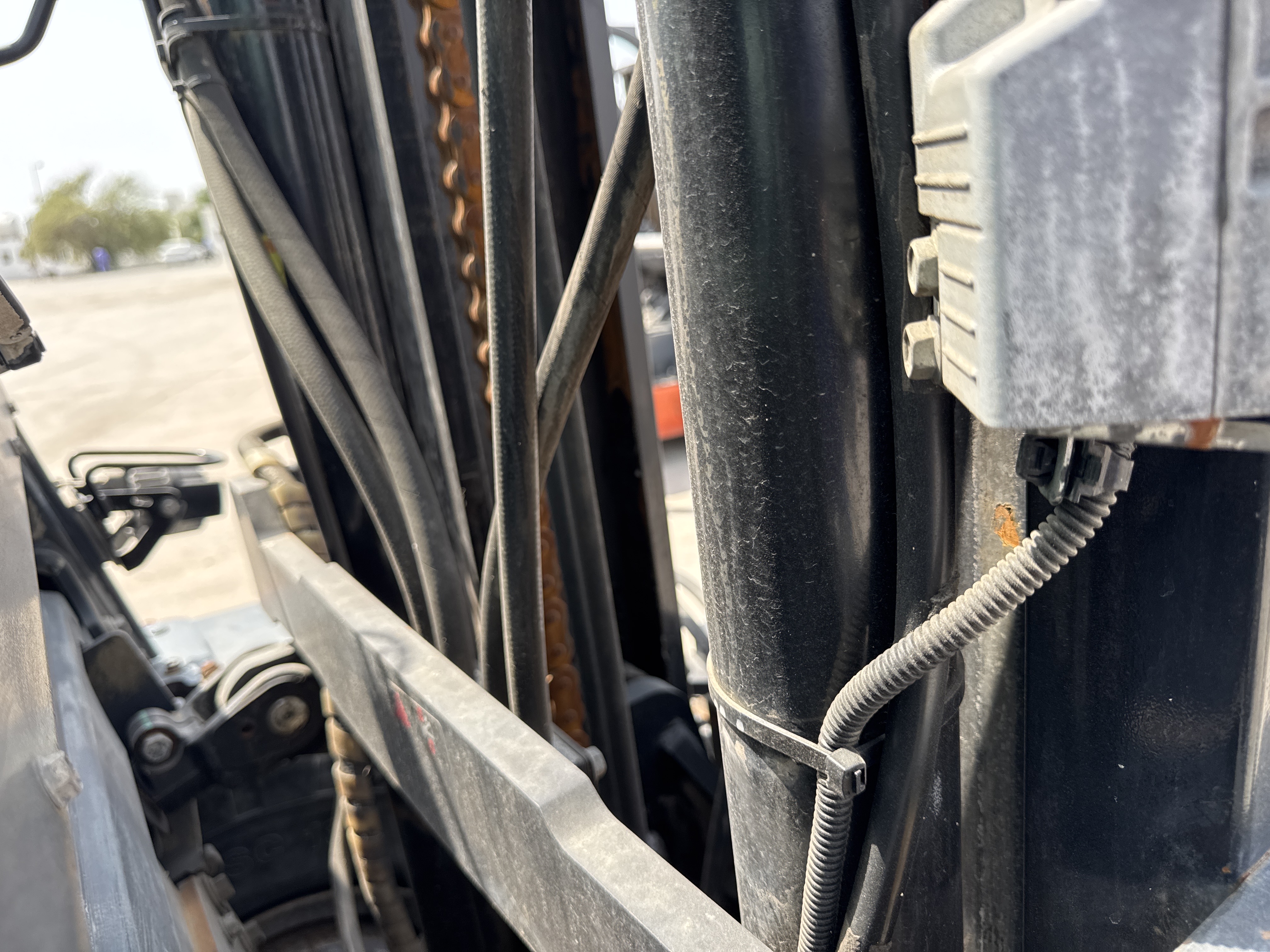 FLM-024-Toyota-8FD50U-Forklifts-inspection-Hydraulics-Hydraulic-hoses-and-lines-1