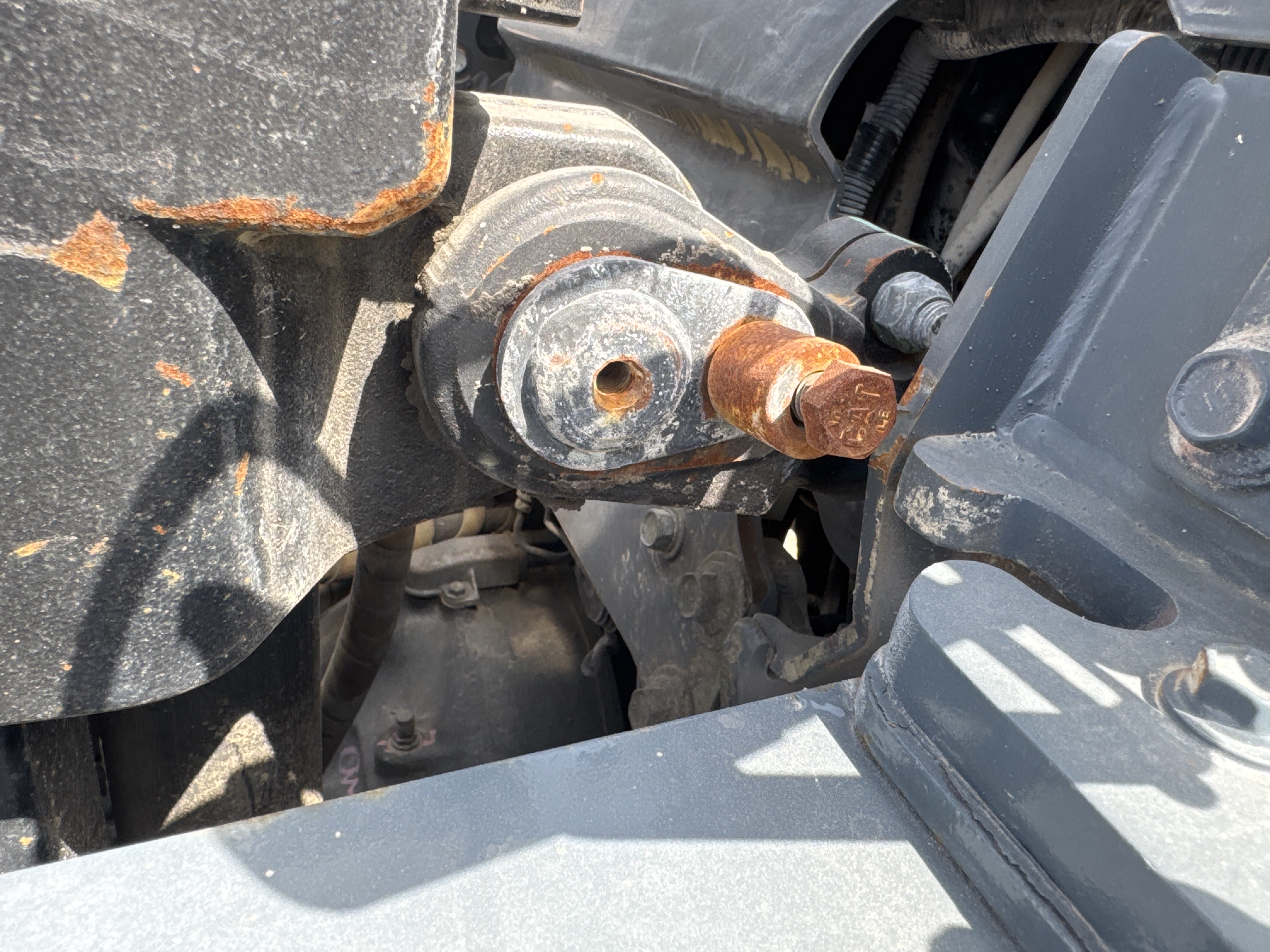 FLM-024-Toyota-8FD50U-Forklifts-inspection-Hydraulics-Hydraulic-pins-/-locks-1
