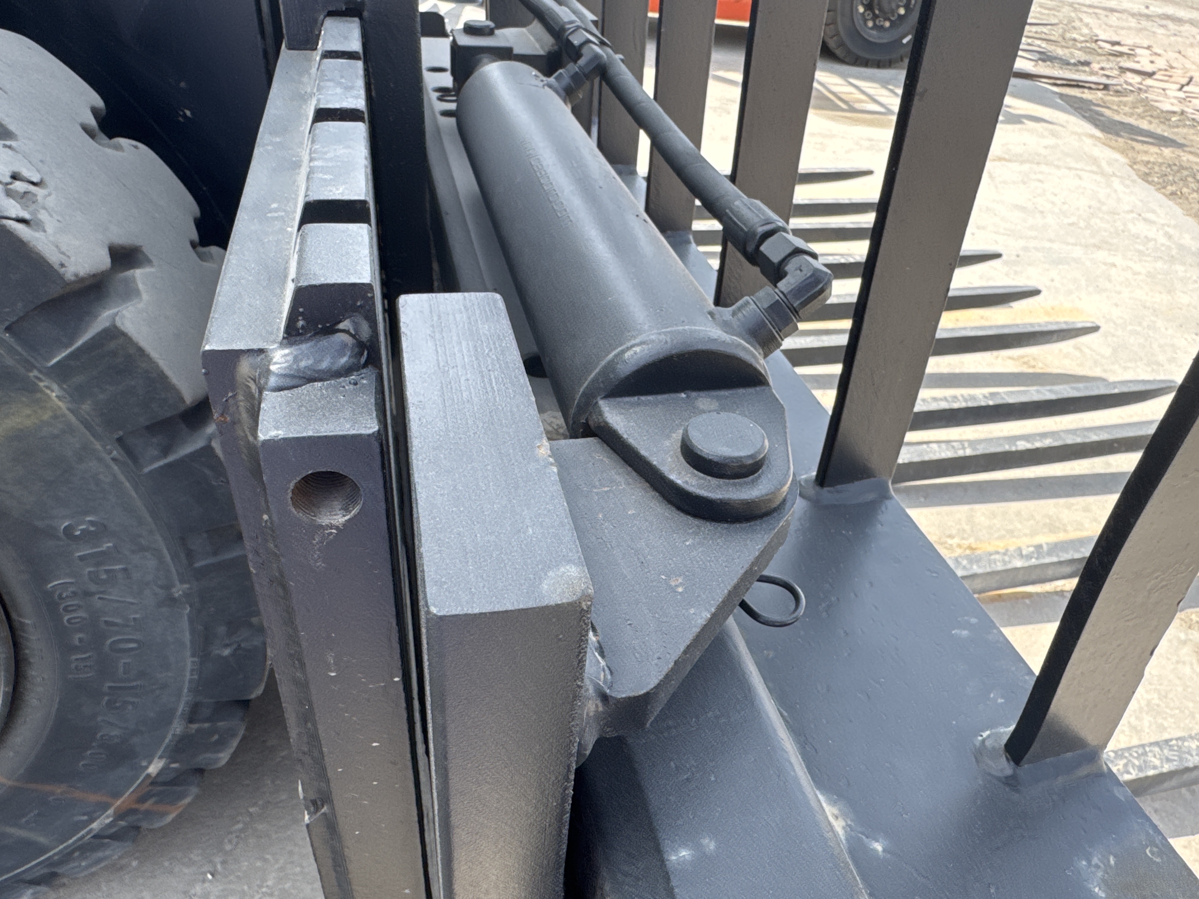 FLM-024-Toyota-8FD50U-Forklifts-inspection-Hydraulics-Hydraulic-pins-/-locks-1