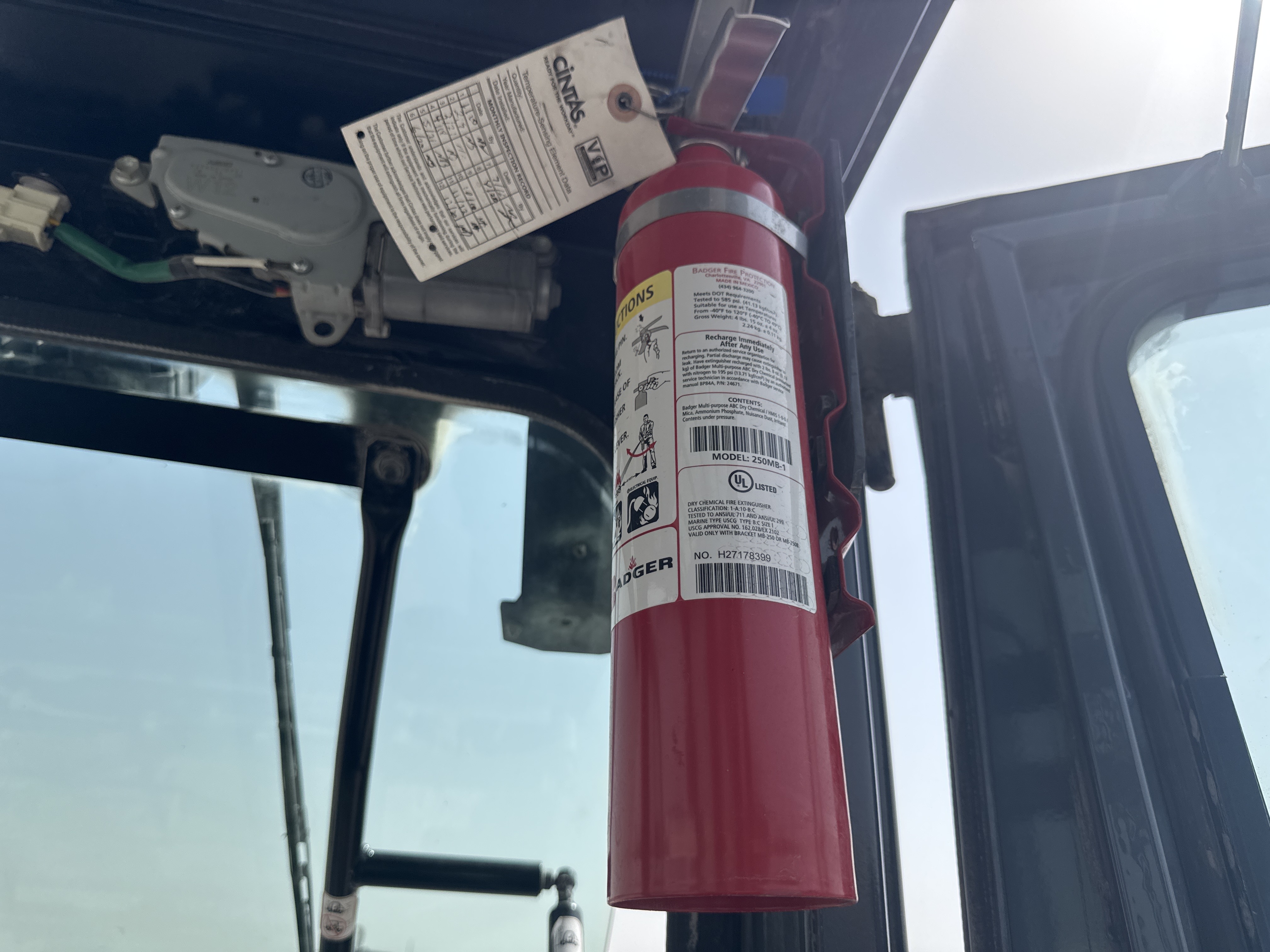 FLM-024-Toyota-8FD50U-Forklifts-inspection-Safety-Fire-extinguisher-1