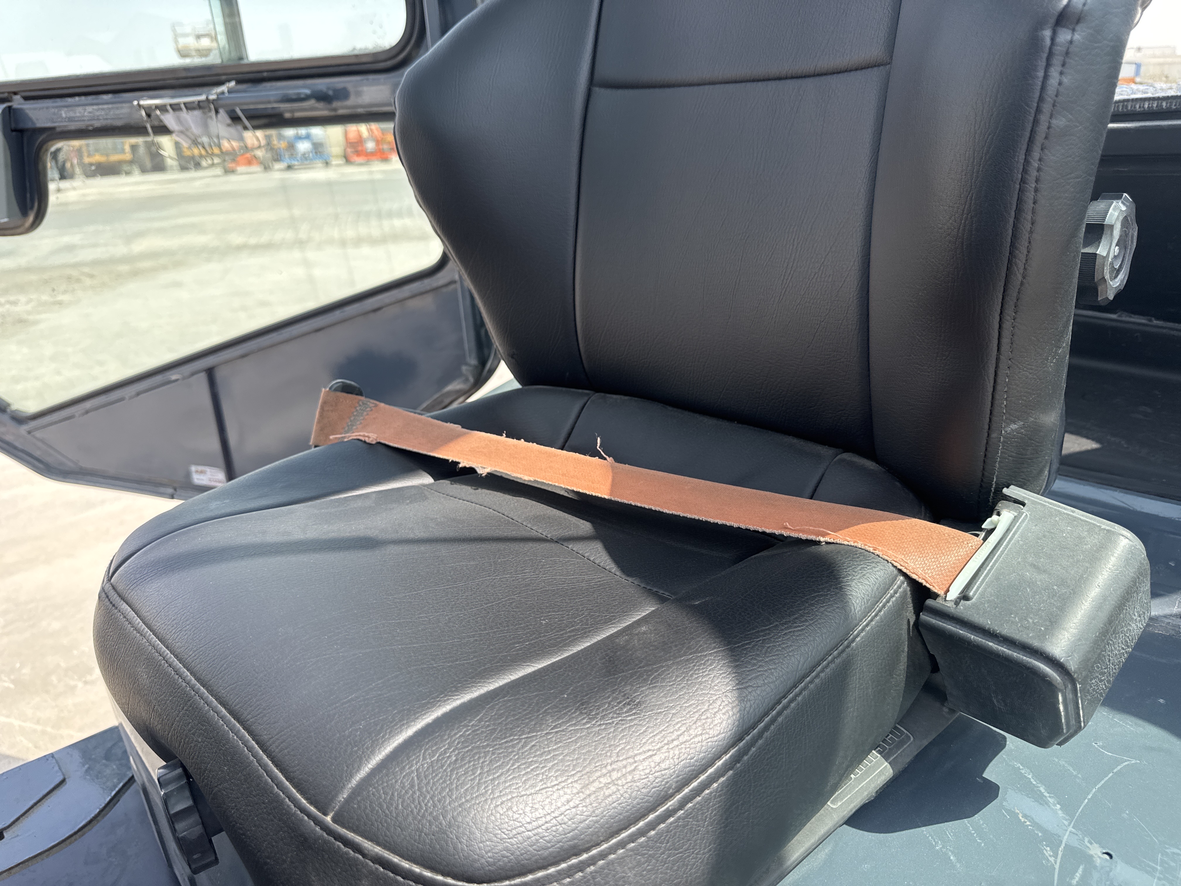 FLM-024-Toyota-8FD50U-Forklifts-inspection-Safety-Seat-belts-1