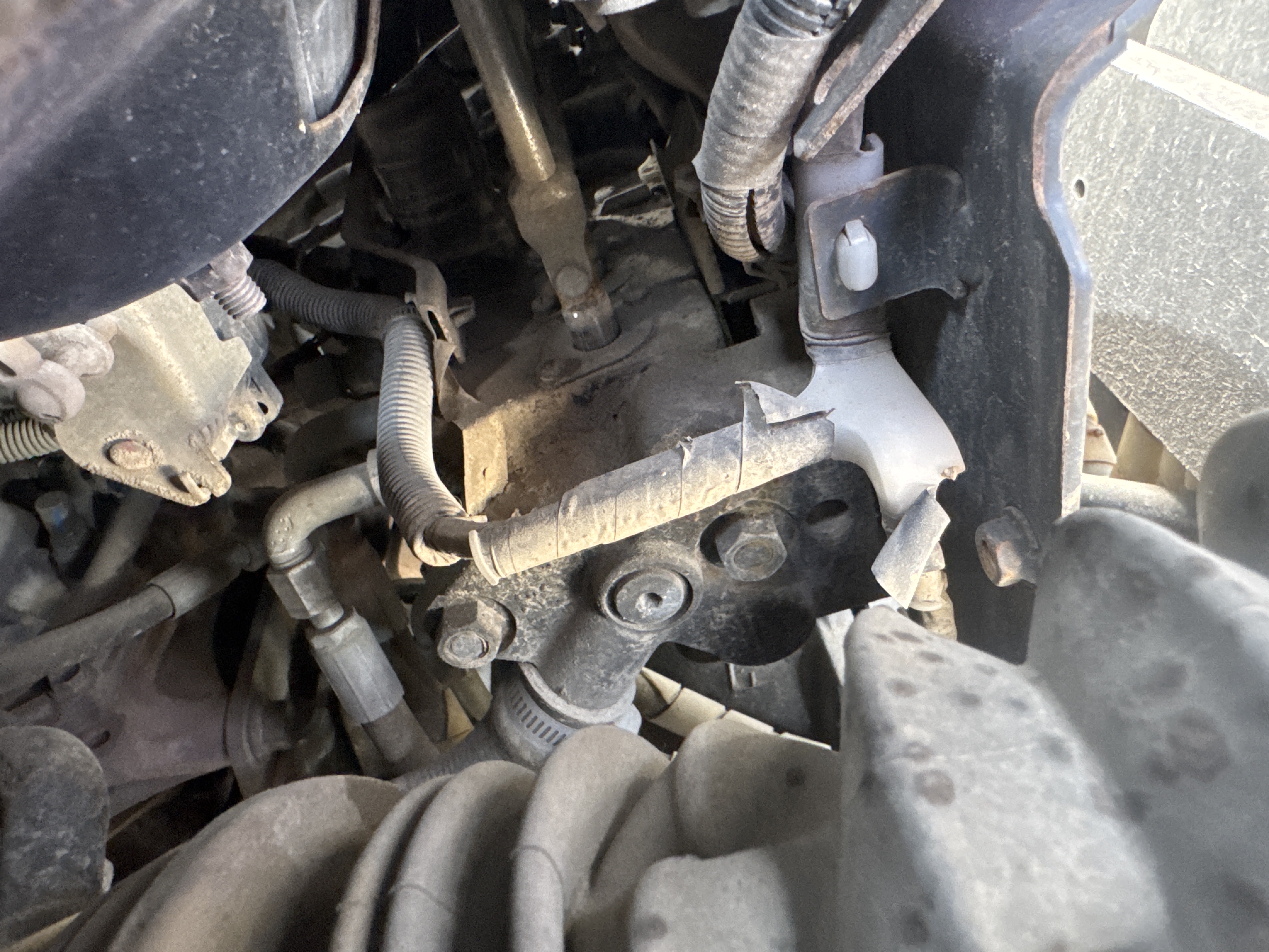 FLM-004-Toyota-8FDU25-Forklifts-inspection-Hydraulics-Main-control-valve-(MCV)-1