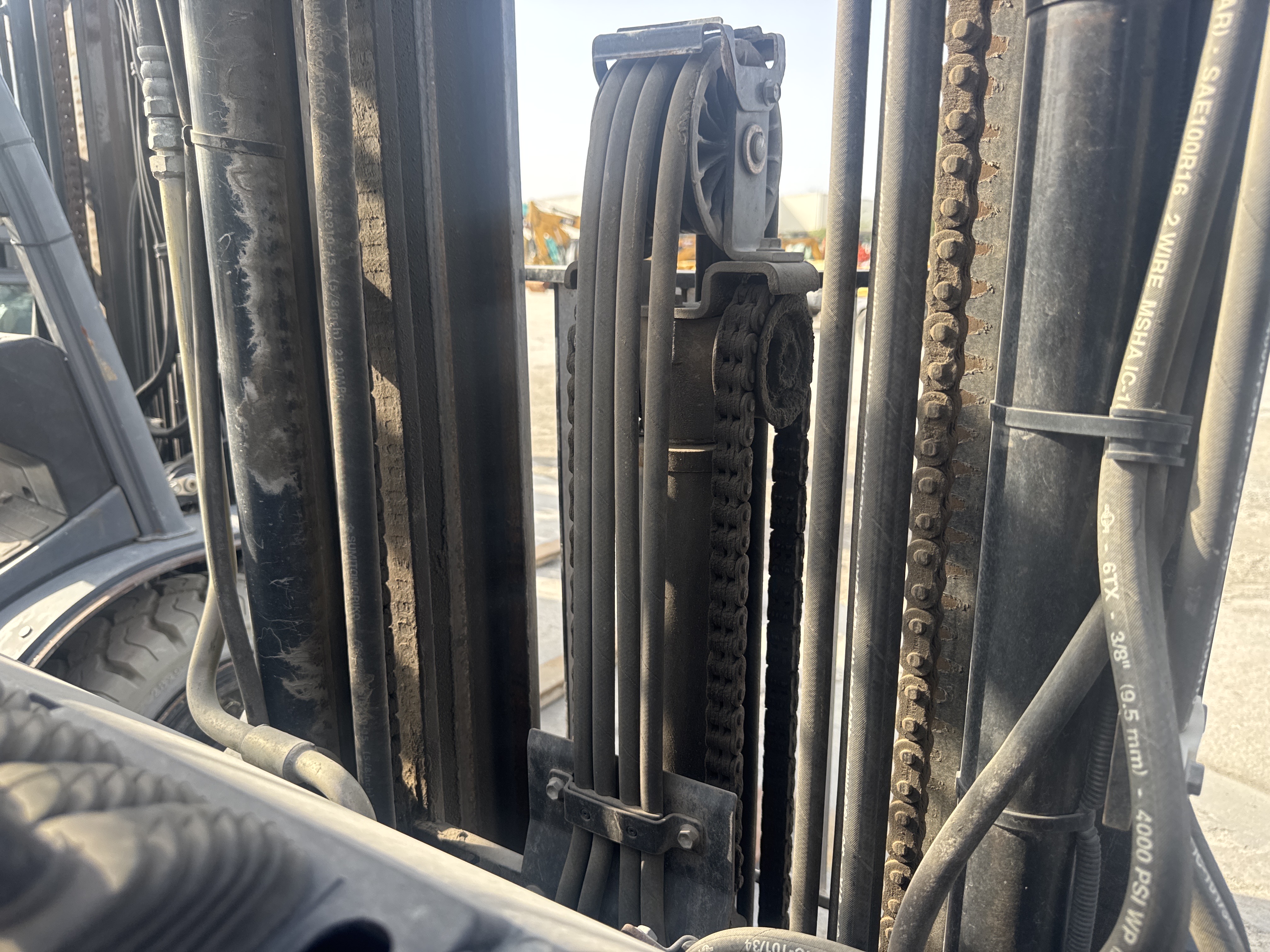 FLM-004-Toyota-8FDU25-Forklifts-inspection-Hydraulics-Hydraulic-hoses-and-lines-1