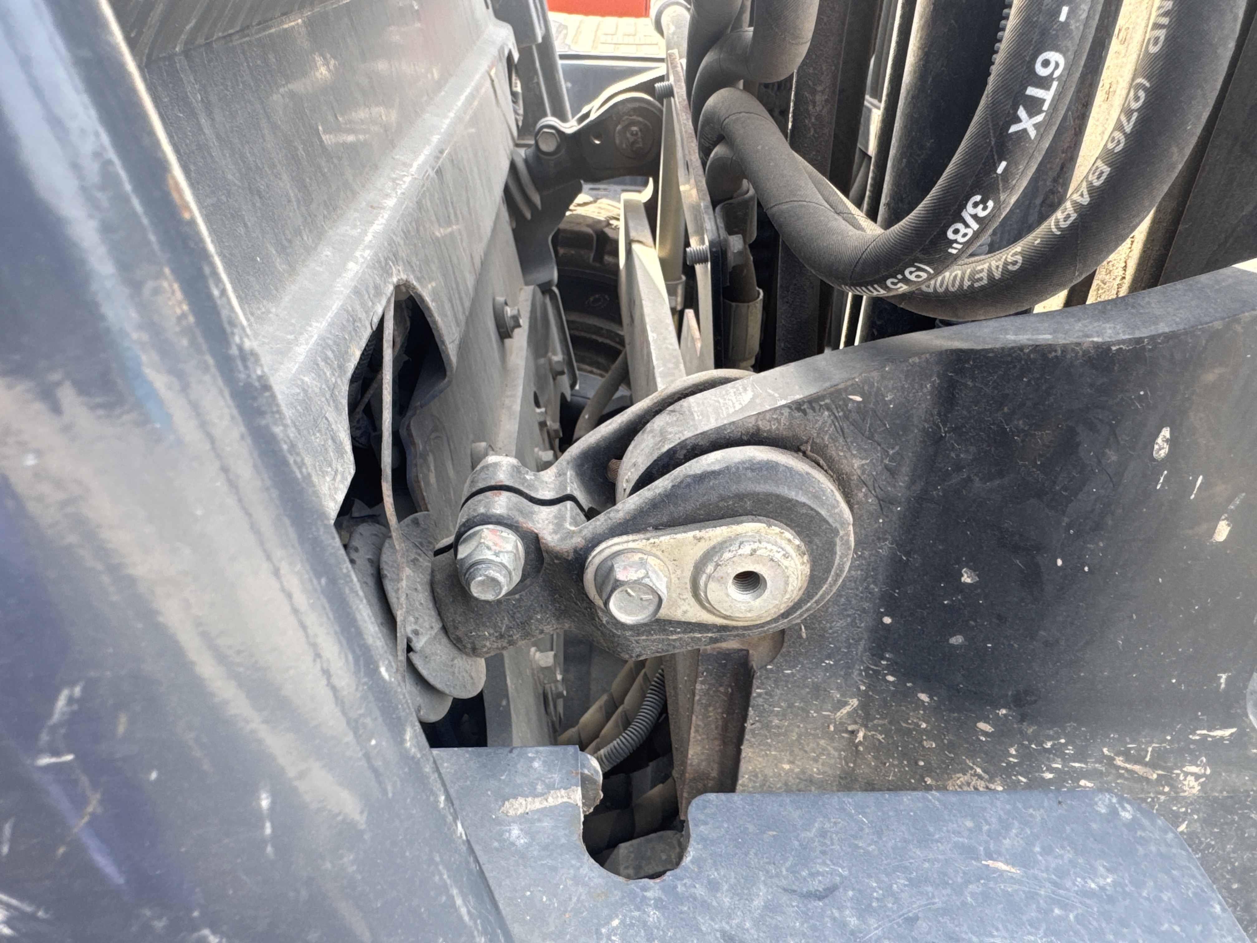 FLM-004-Toyota-8FDU25-Forklifts-inspection-Hydraulics-Hydraulic-pins-/-locks-1