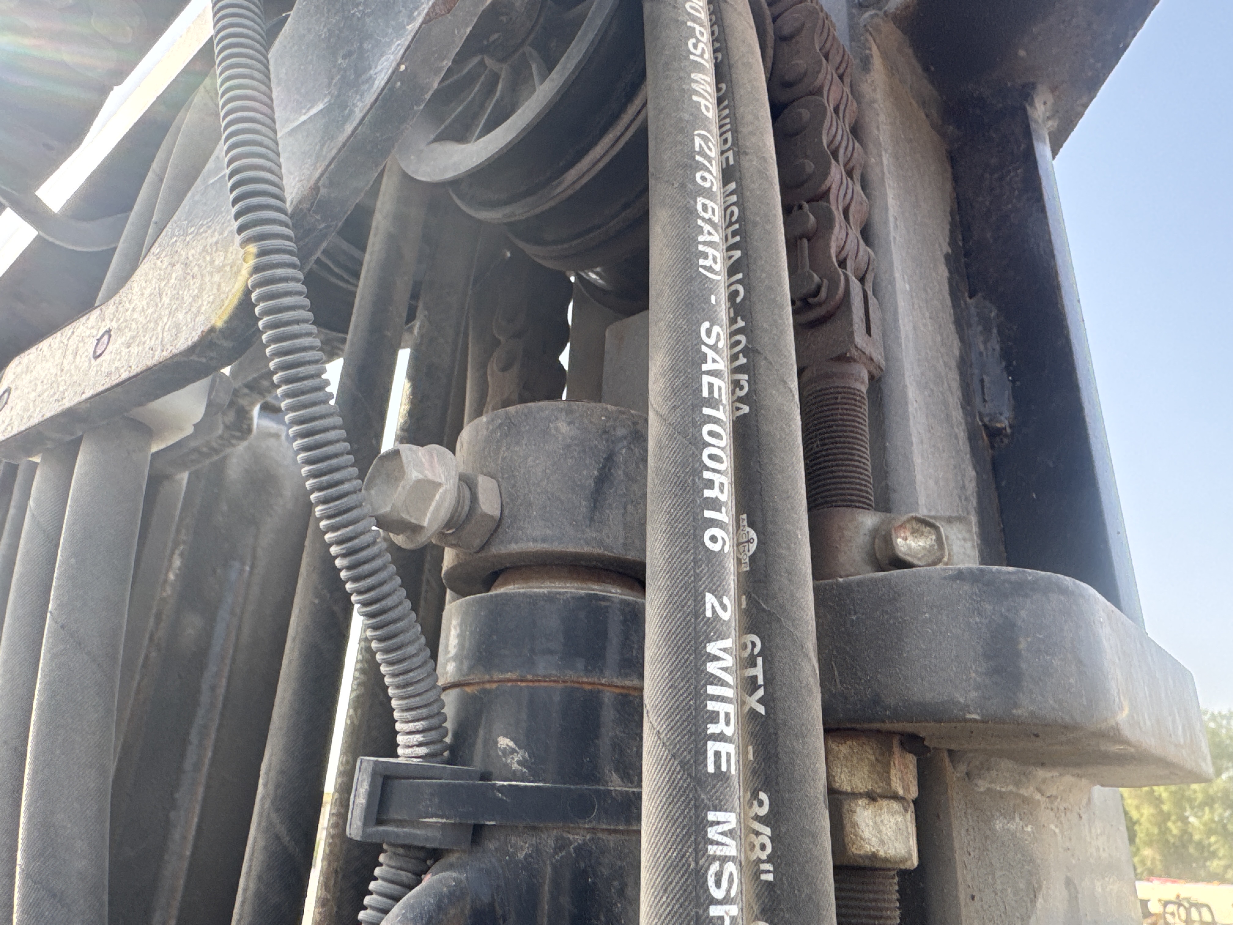 FLM-004-Toyota-8FDU25-Forklifts-inspection-Hydraulics-Hydraulic-pins-/-locks-1