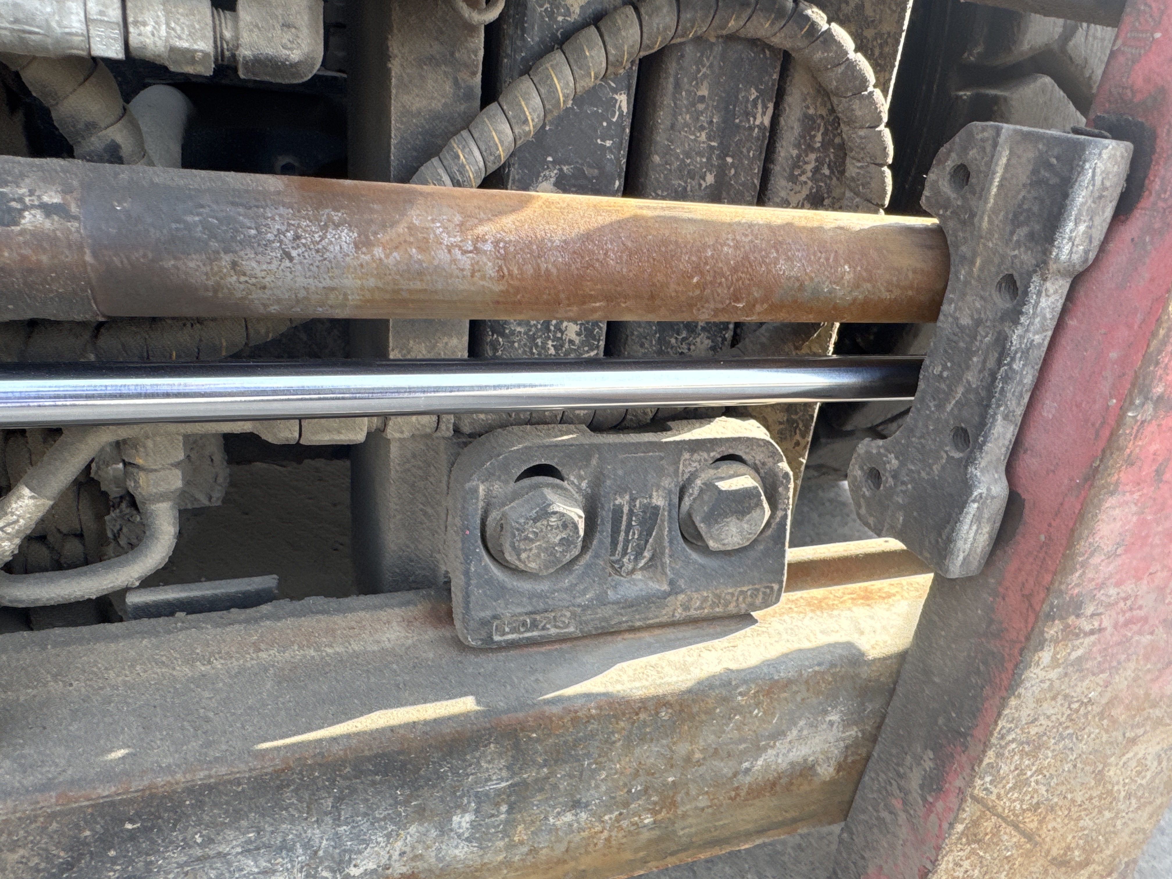 FLM-004-Toyota-8FDU25-Forklifts-inspection-Hydraulics-Hydraulic-pins-/-locks-1