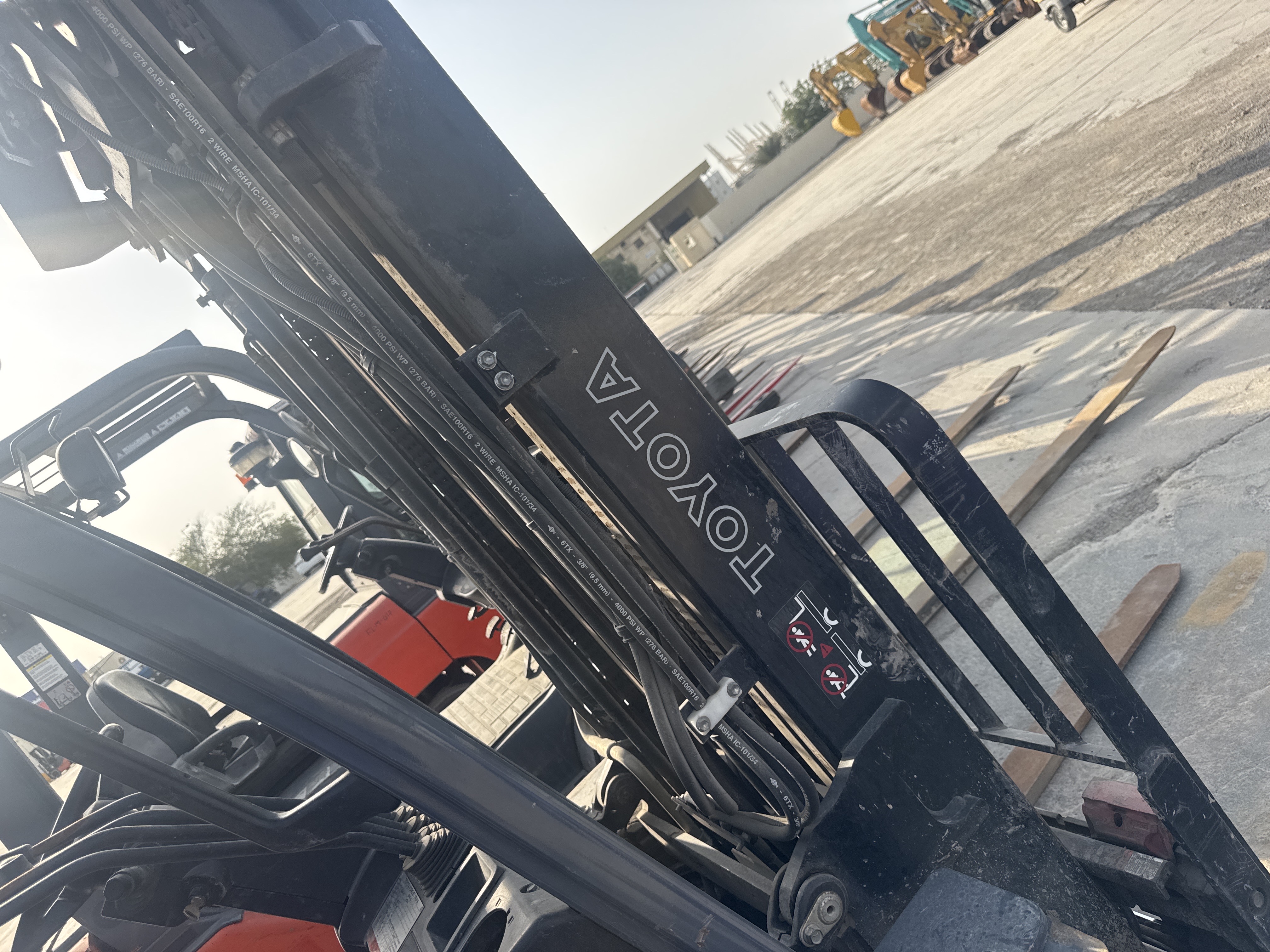 FLM-004-Toyota-8FDU25-Forklifts-inspection-Hydraulics-Lift-cylinders-1