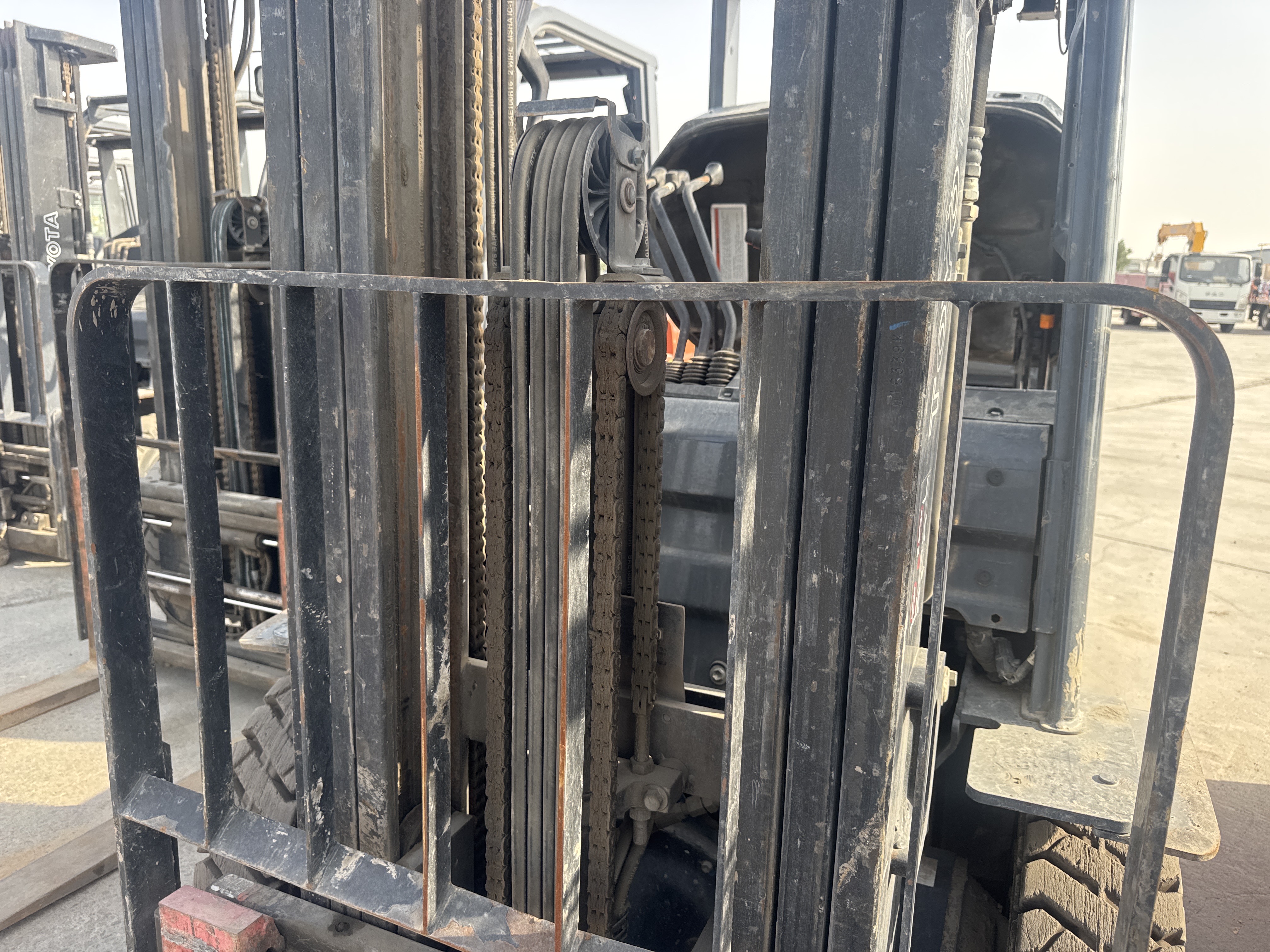FLM-004-Toyota-8FDU25-Forklifts-inspection-Hydraulics-Lift-cylinders-1