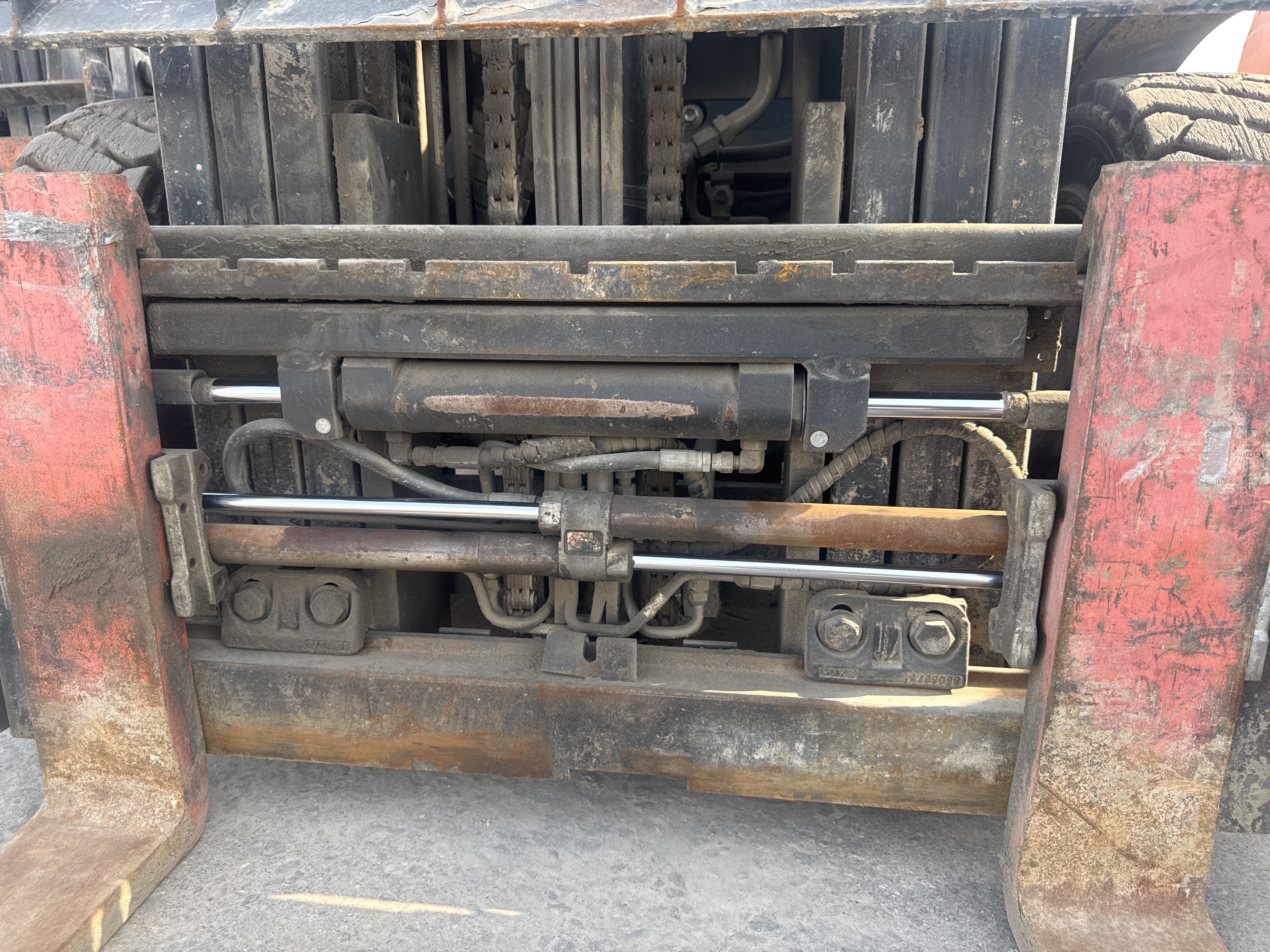 FLM-004-Toyota-8FDU25-Forklifts-inspection-Hydraulics-Fork-positioner-cylinders-1