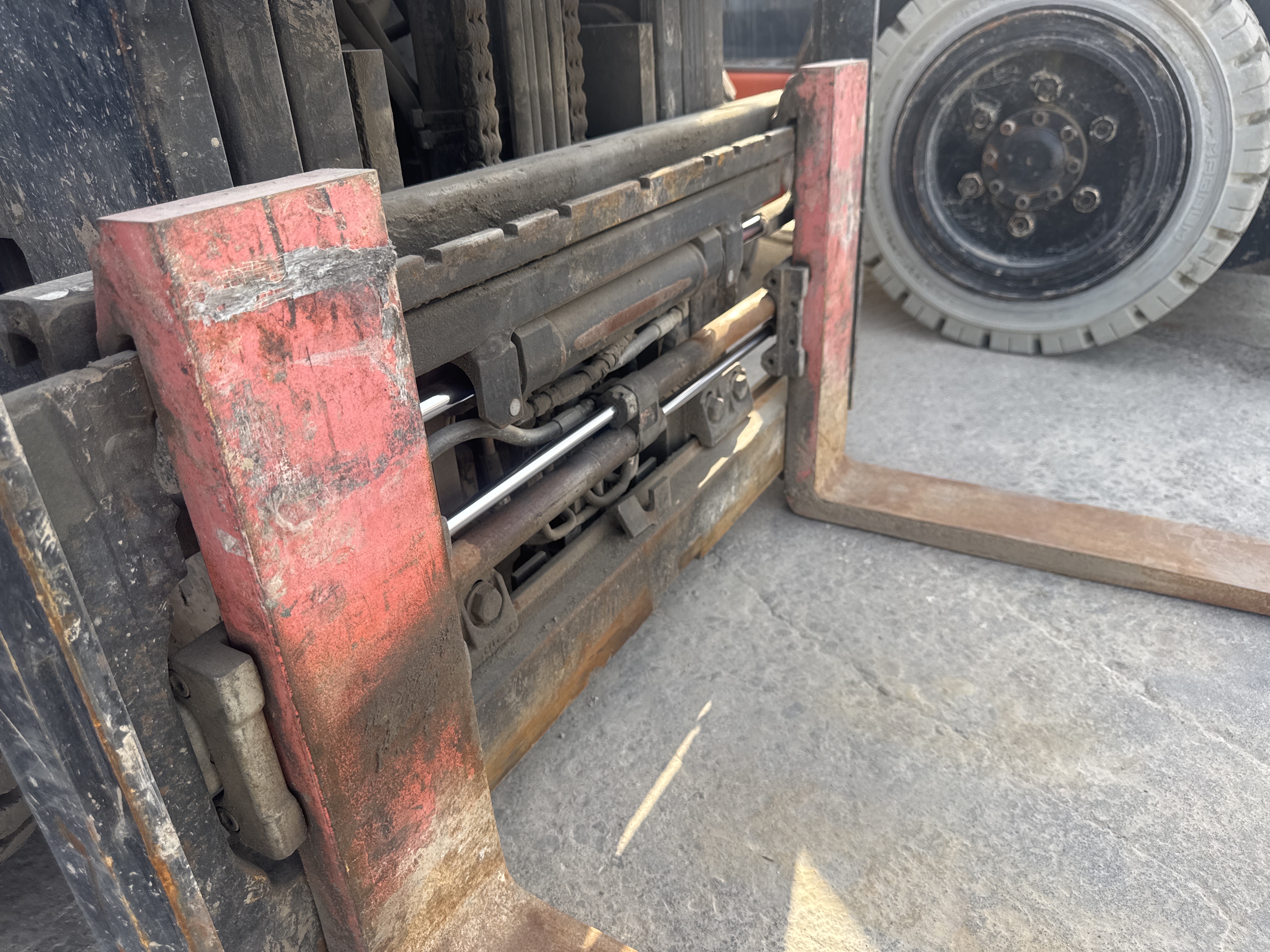 FLM-004-Toyota-8FDU25-Forklifts-inspection-Hydraulics-Fork-positioner-cylinders-1