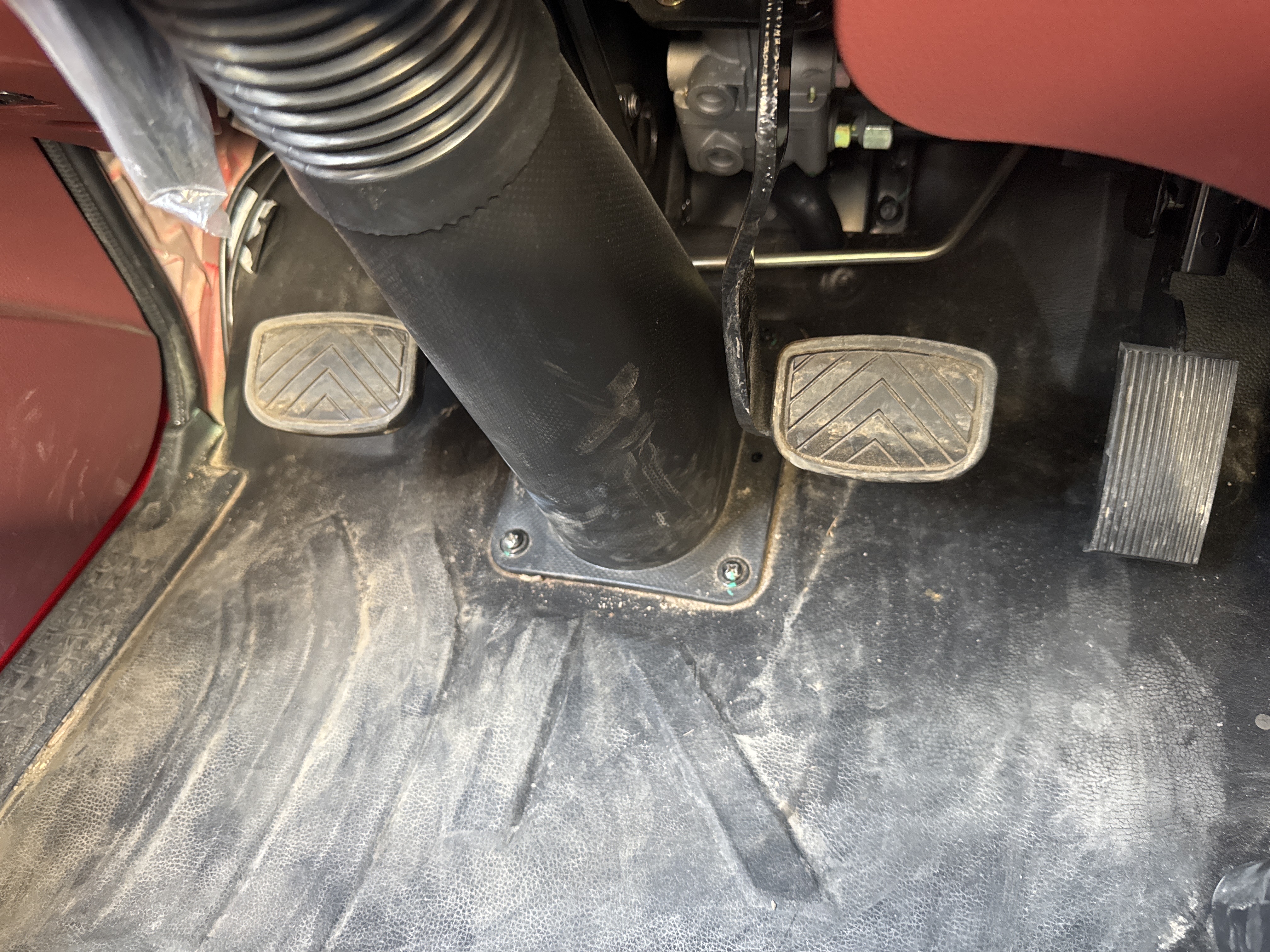 BTC-003-XCMG-SQZ200-Boom-truck-cranes-inspection-Cabin-Pedals-1