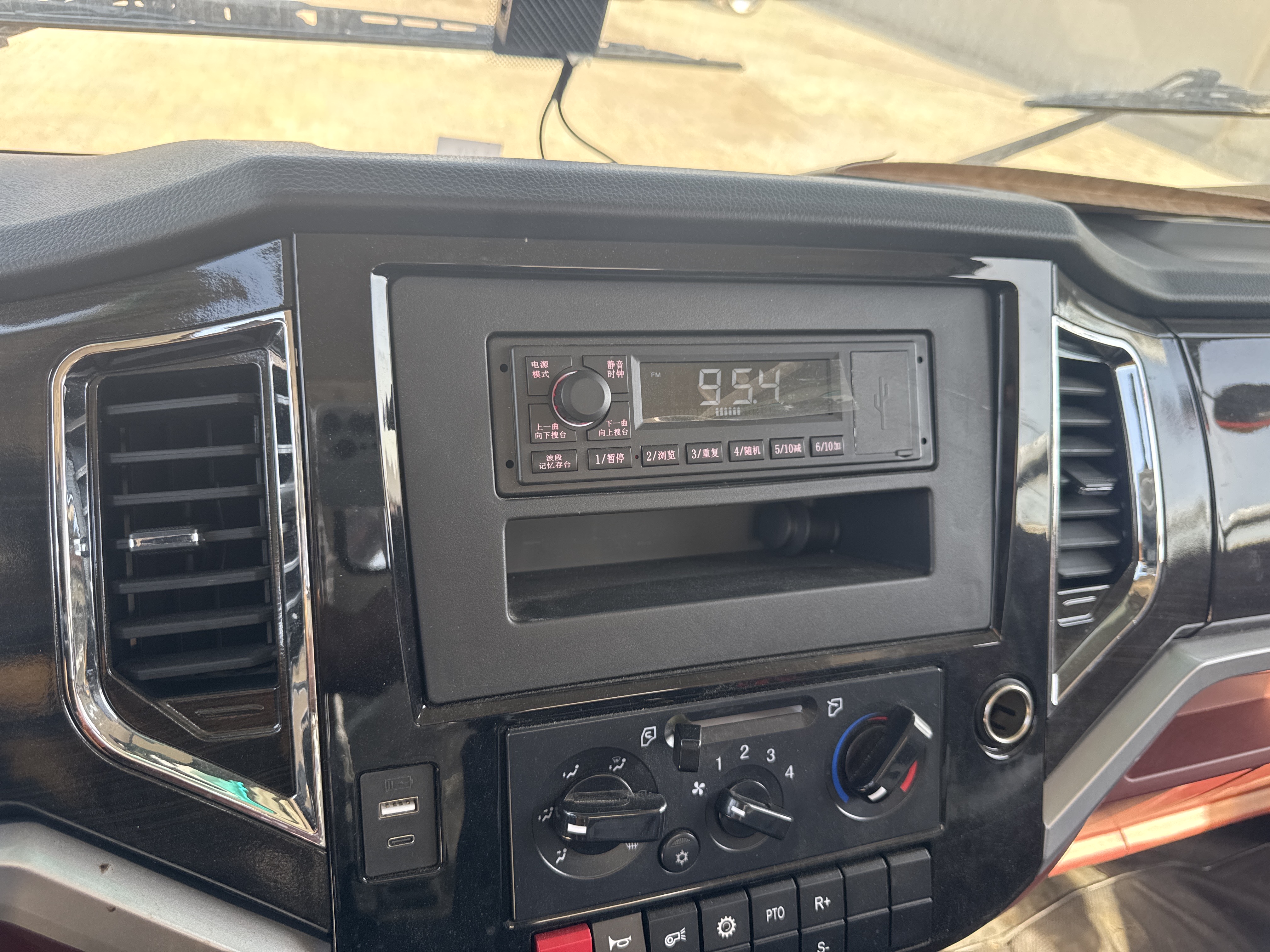 BTC-003-XCMG-SQZ200-Boom-truck-cranes-inspection-Air-conditioning-Vents-and-air-flow-1