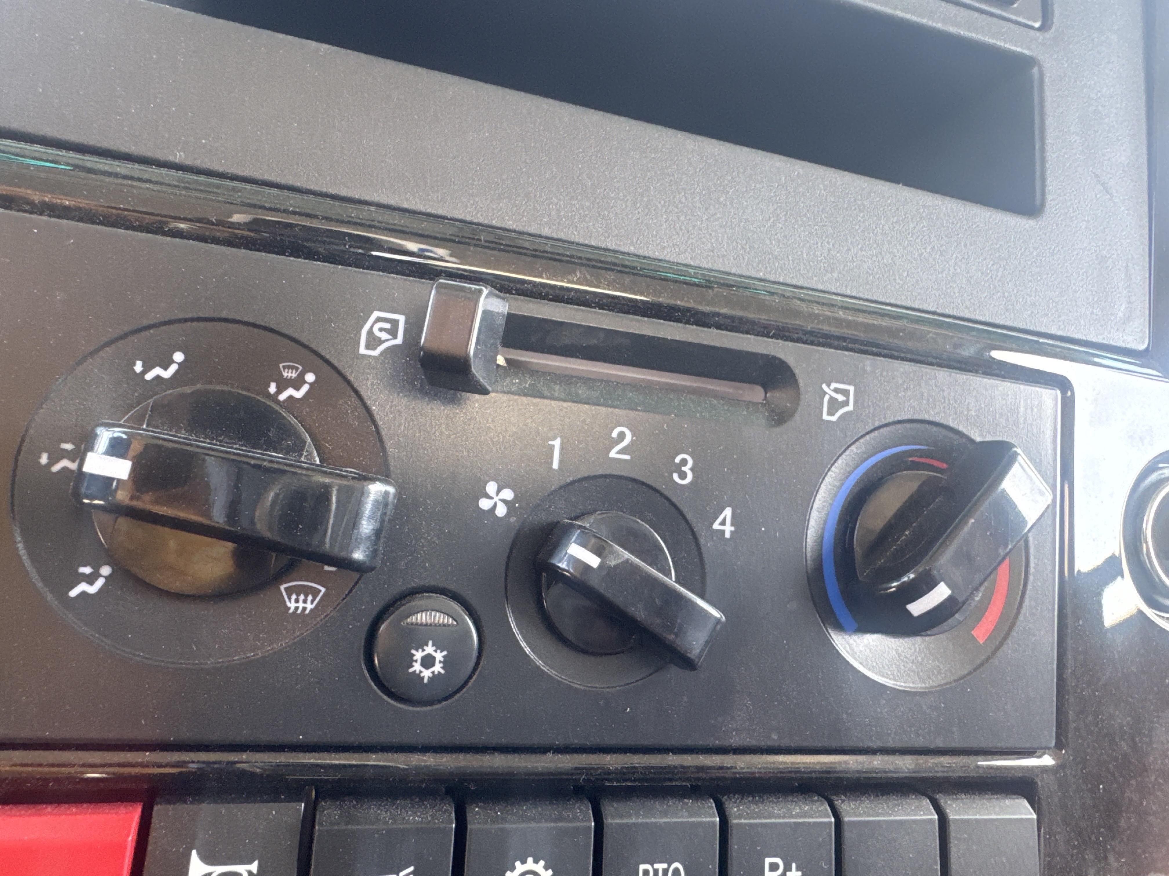 BTC-003-XCMG-SQZ200-Boom-truck-cranes-inspection-Air-conditioning-A/C-control-panel-1