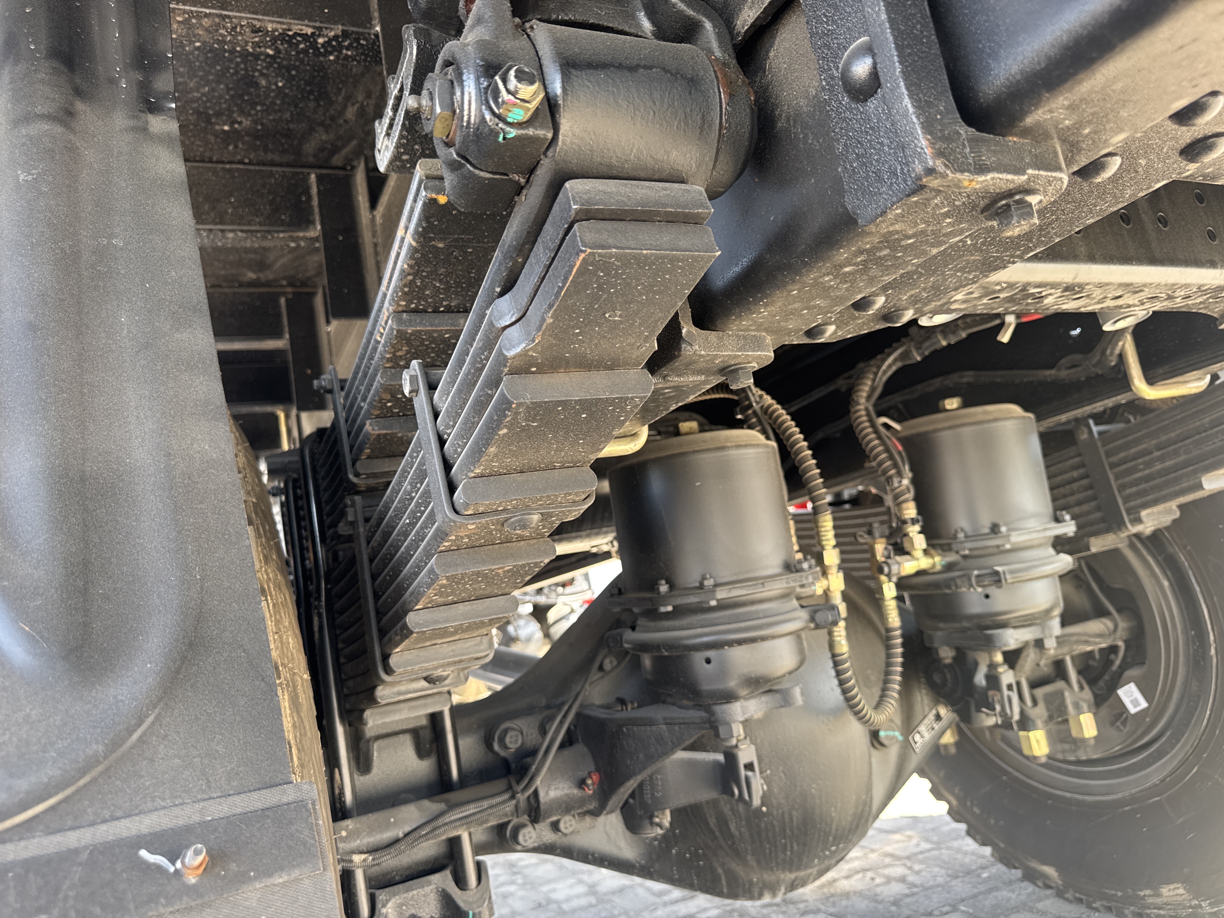 BTC-003-XCMG-SQZ200-Boom-truck-cranes-inspection-Chassis-Rear-suspension-1