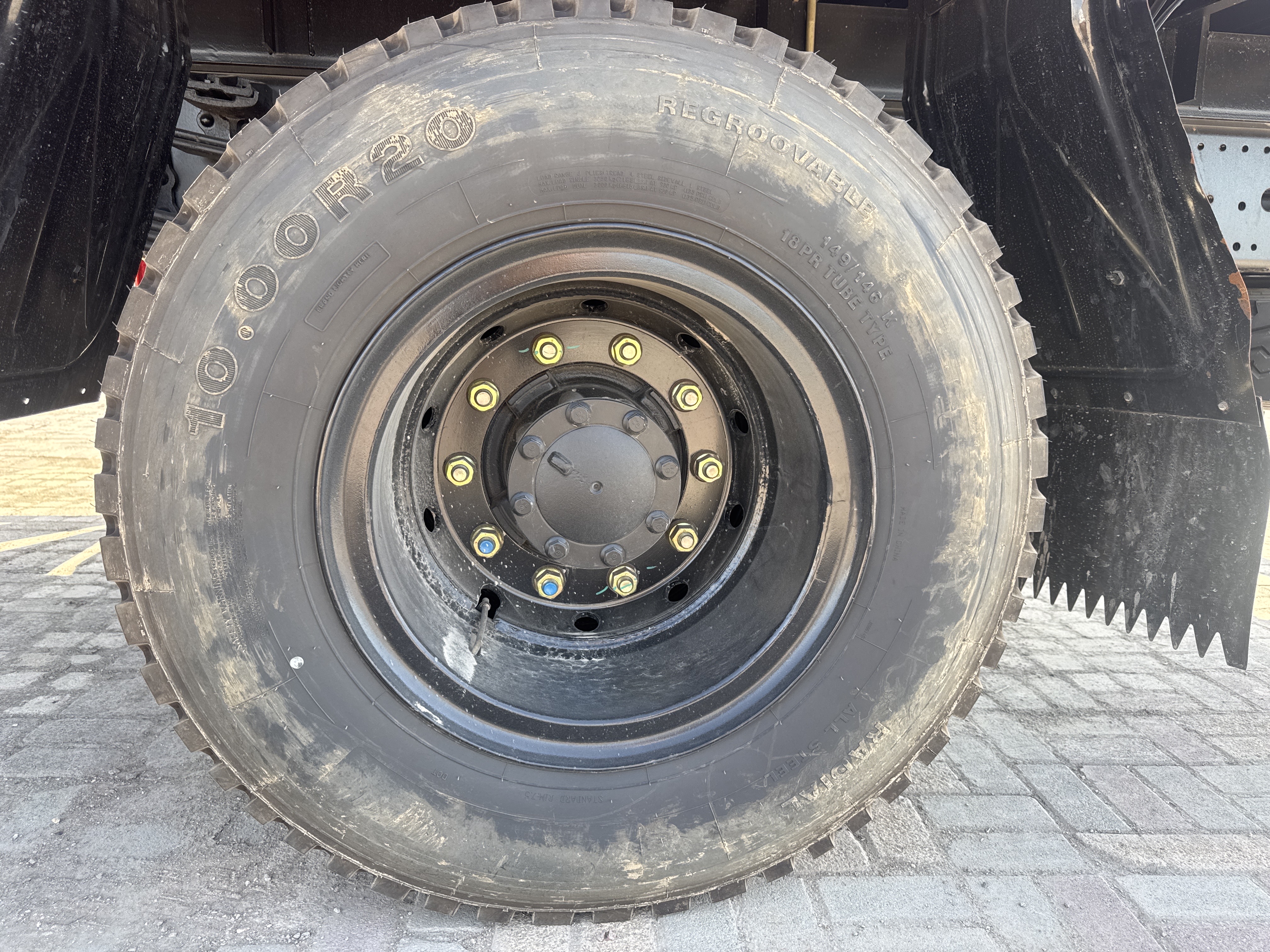 BTC-003-XCMG-SQZ200-Boom-truck-cranes-inspection-Chassis-Left-front-tire-/-wheel-hub---condition-1