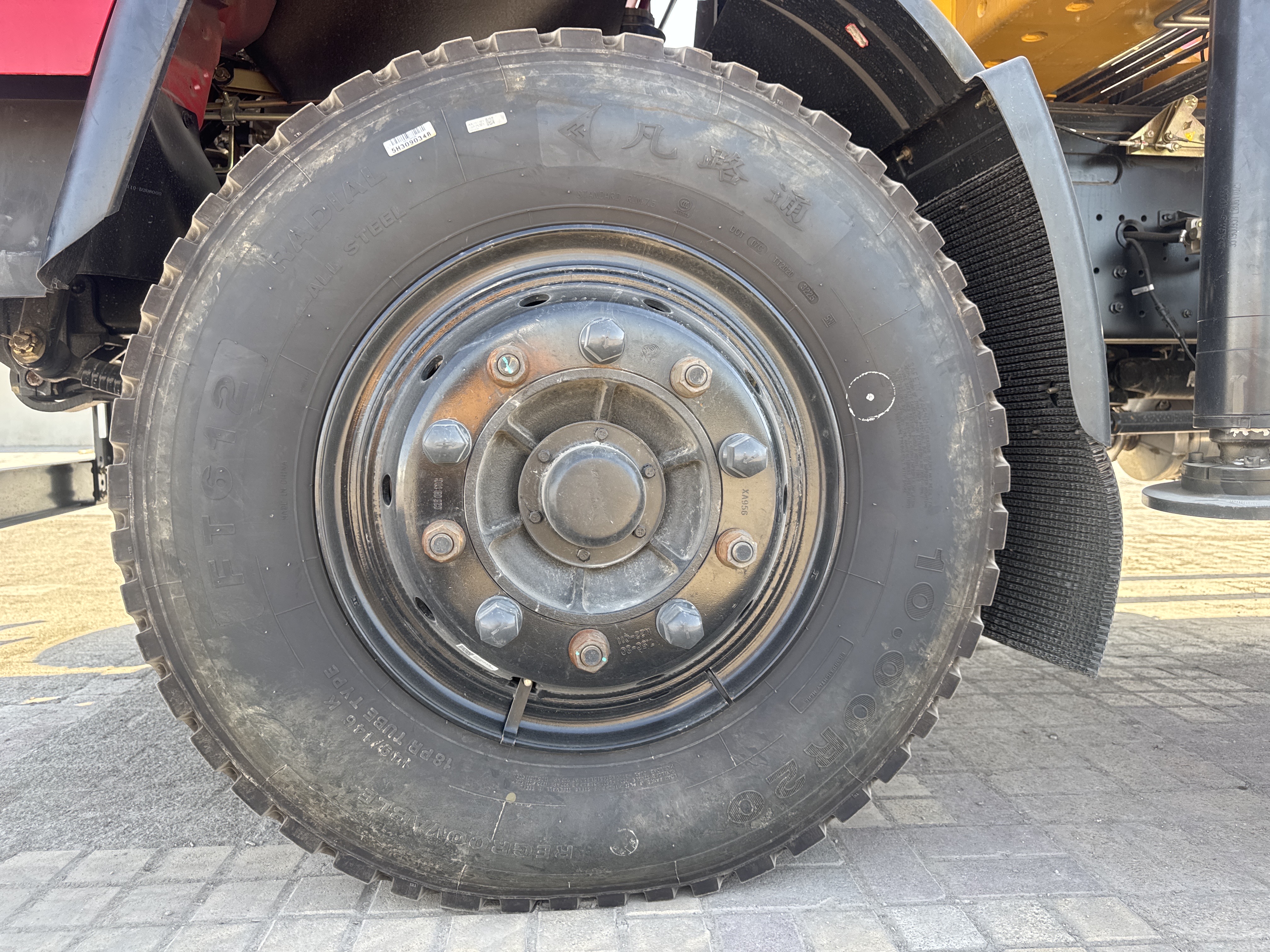 BTC-003-XCMG-SQZ200-Boom-truck-cranes-inspection-Chassis-Left-tire-/-wheel-hub-condition-1
