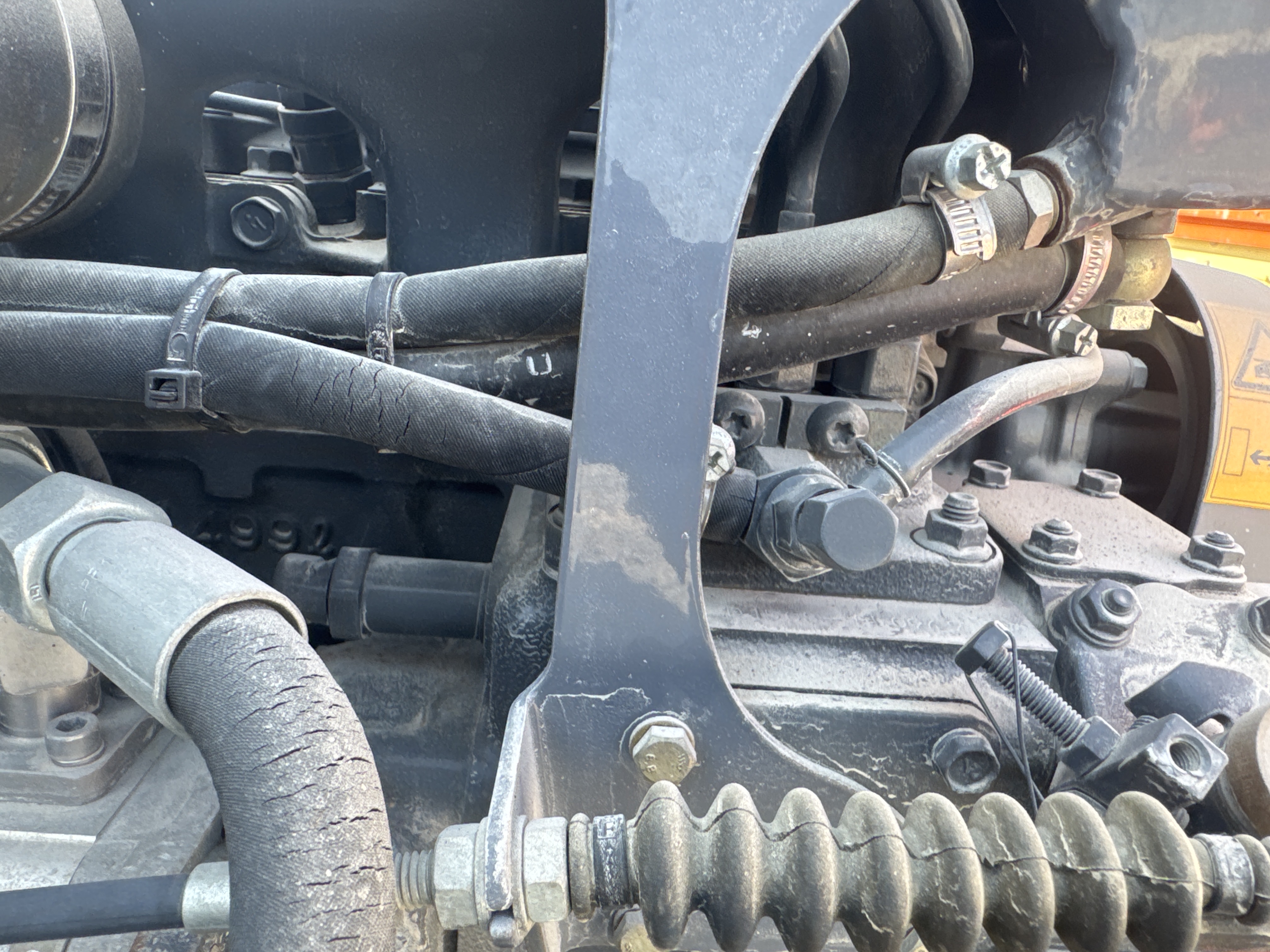 SRC-011-Hamm-HD-12-VV-Tandem-rollers-inspection-Engine-Fuel-leaks-1