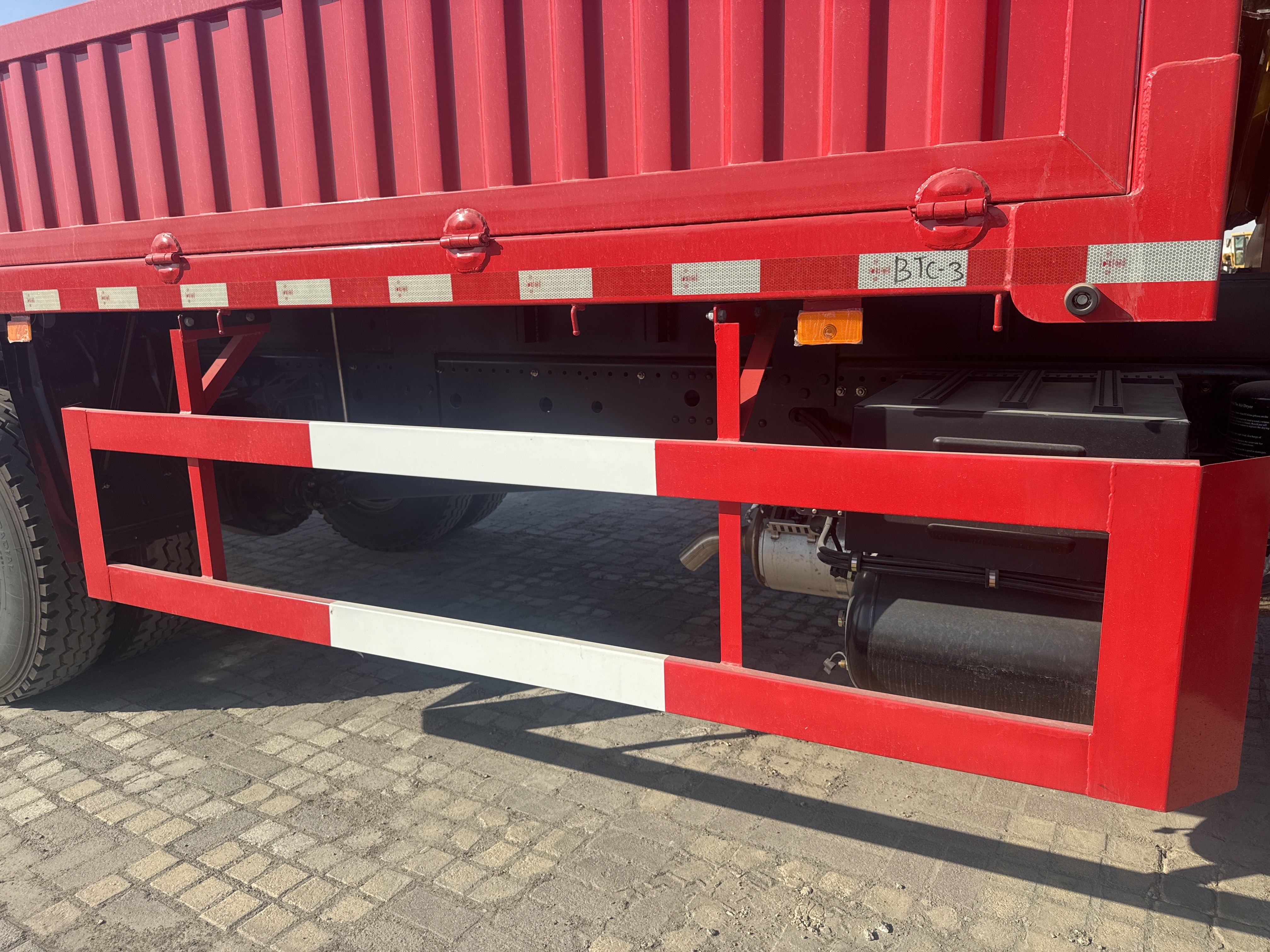 BTC-003-XCMG-SQZ200-Boom-truck-cranes-inspection-Structure-Steps/ladders-1