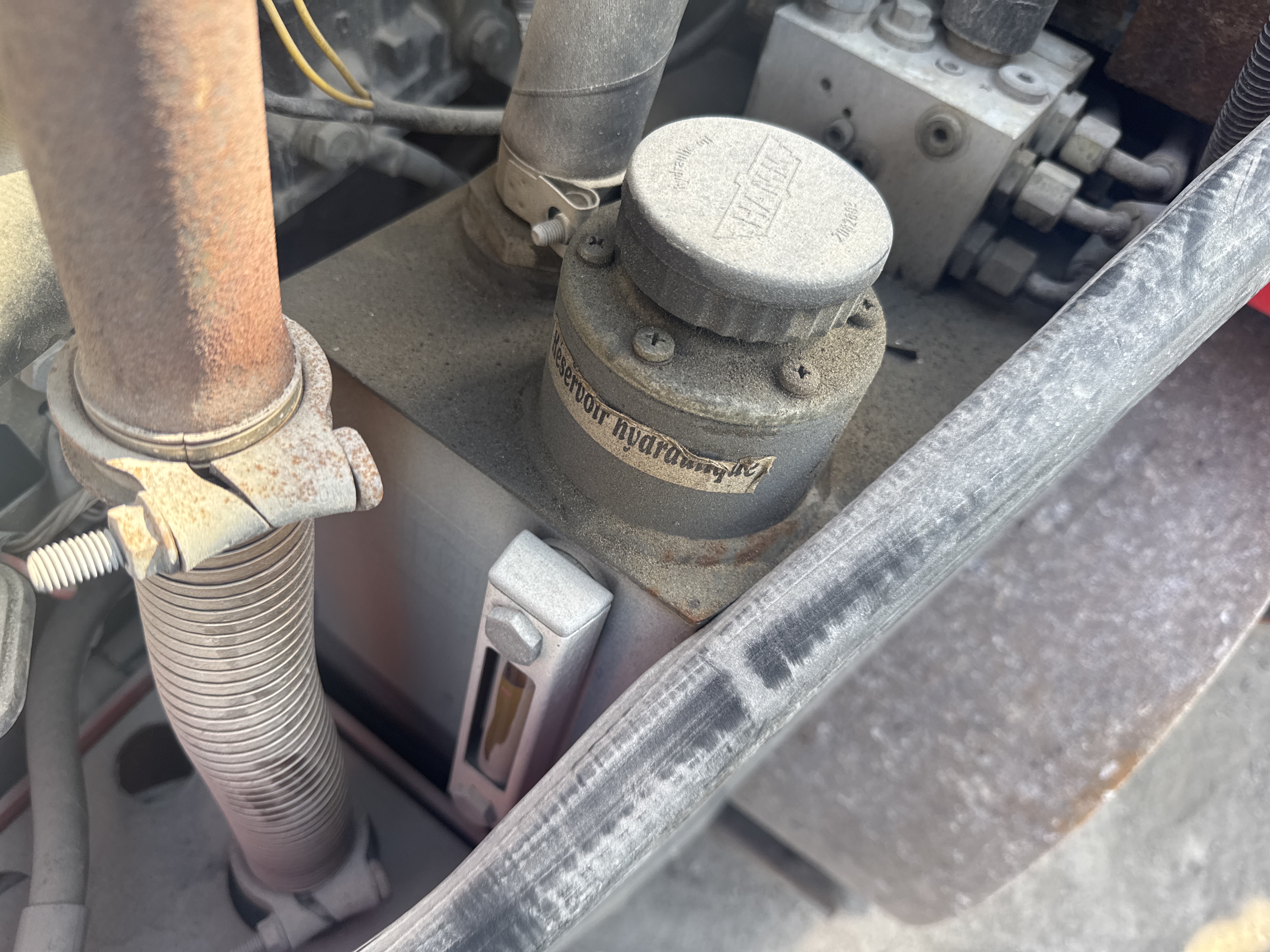 SRC-011-Hamm-HD-12-VV-Tandem-rollers-inspection-Hydraulics-Hydraulic-Tank-1