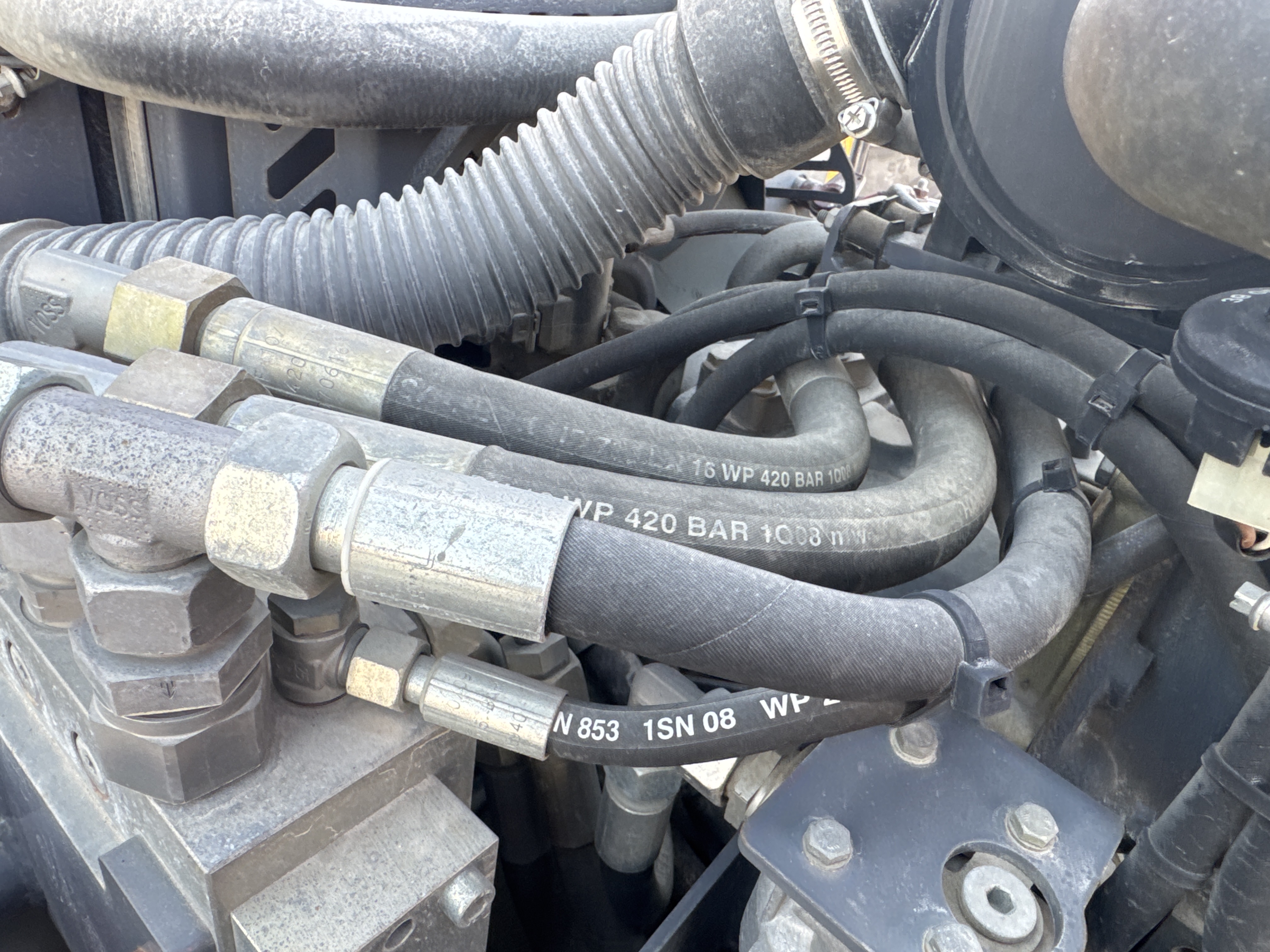 SRC-011-Hamm-HD-12-VV-Tandem-rollers-inspection-Hydraulics-Hydraulic-hoses-and-lines-1