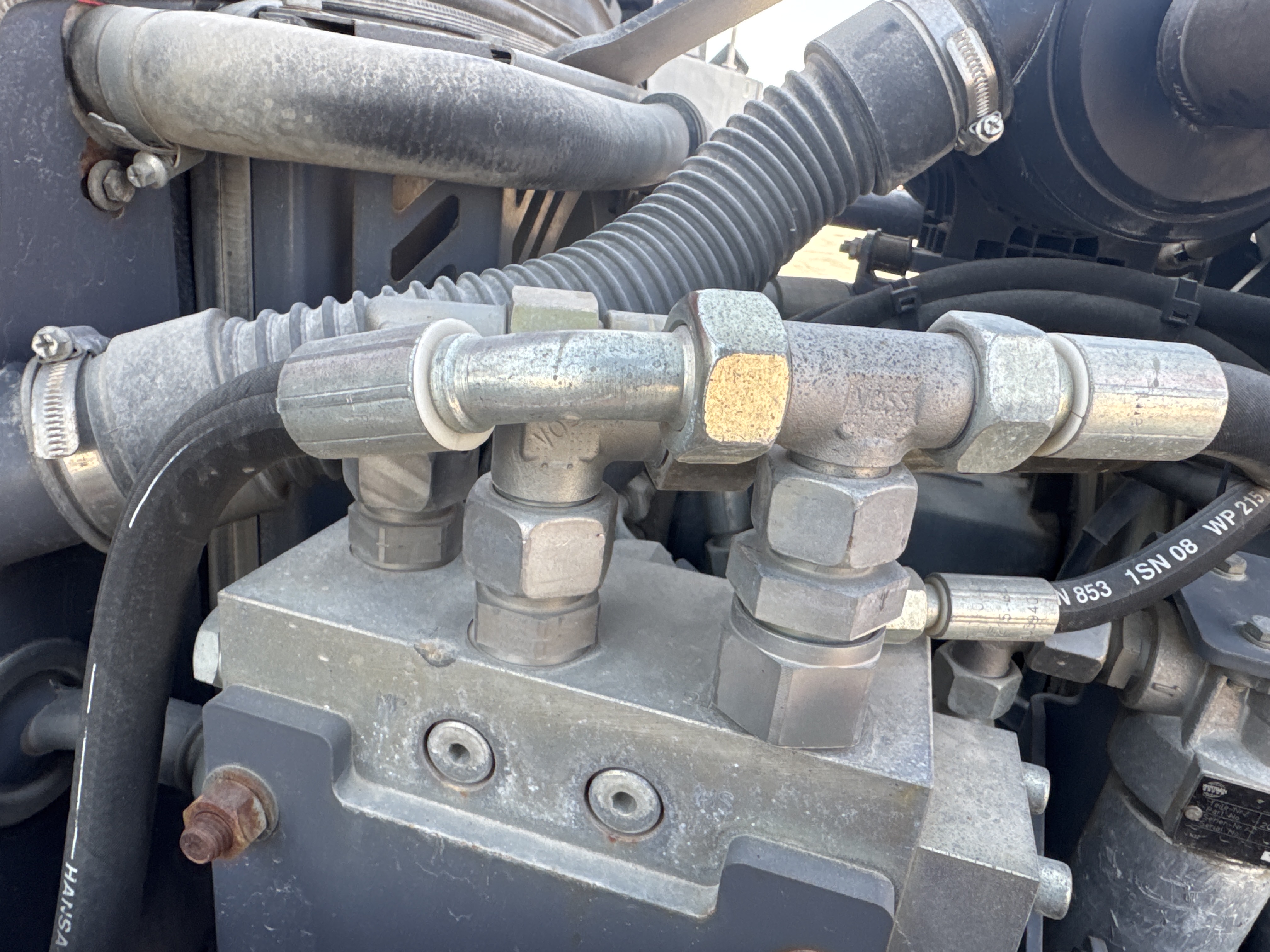 SRC-011-Hamm-HD-12-VV-Tandem-rollers-inspection-Hydraulics-Main-control-valve-(MCV)-1