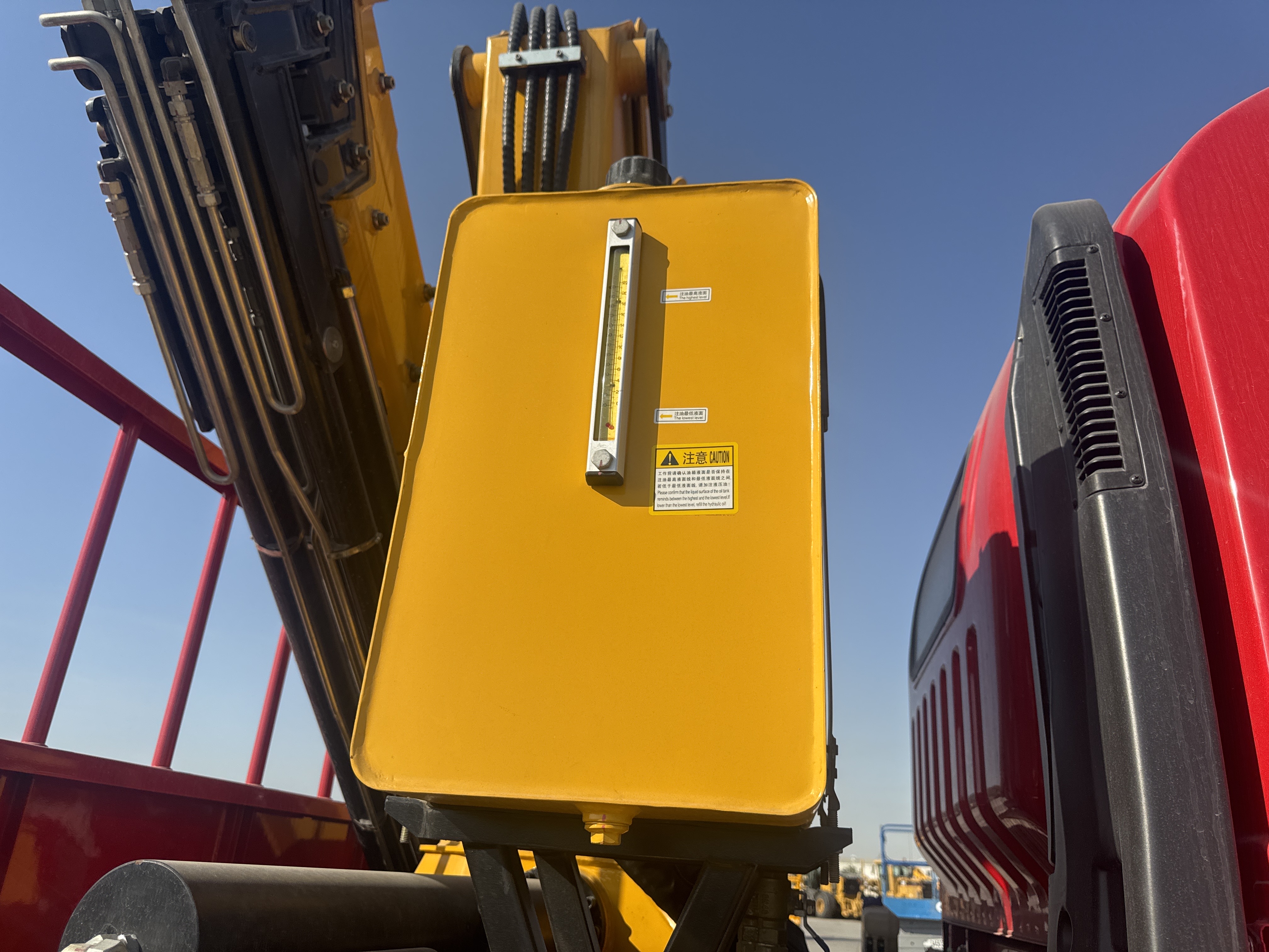 BTC-003-XCMG-SQZ200-Boom-truck-cranes-inspection-Hydraulics-Hydraulic-Tank-1