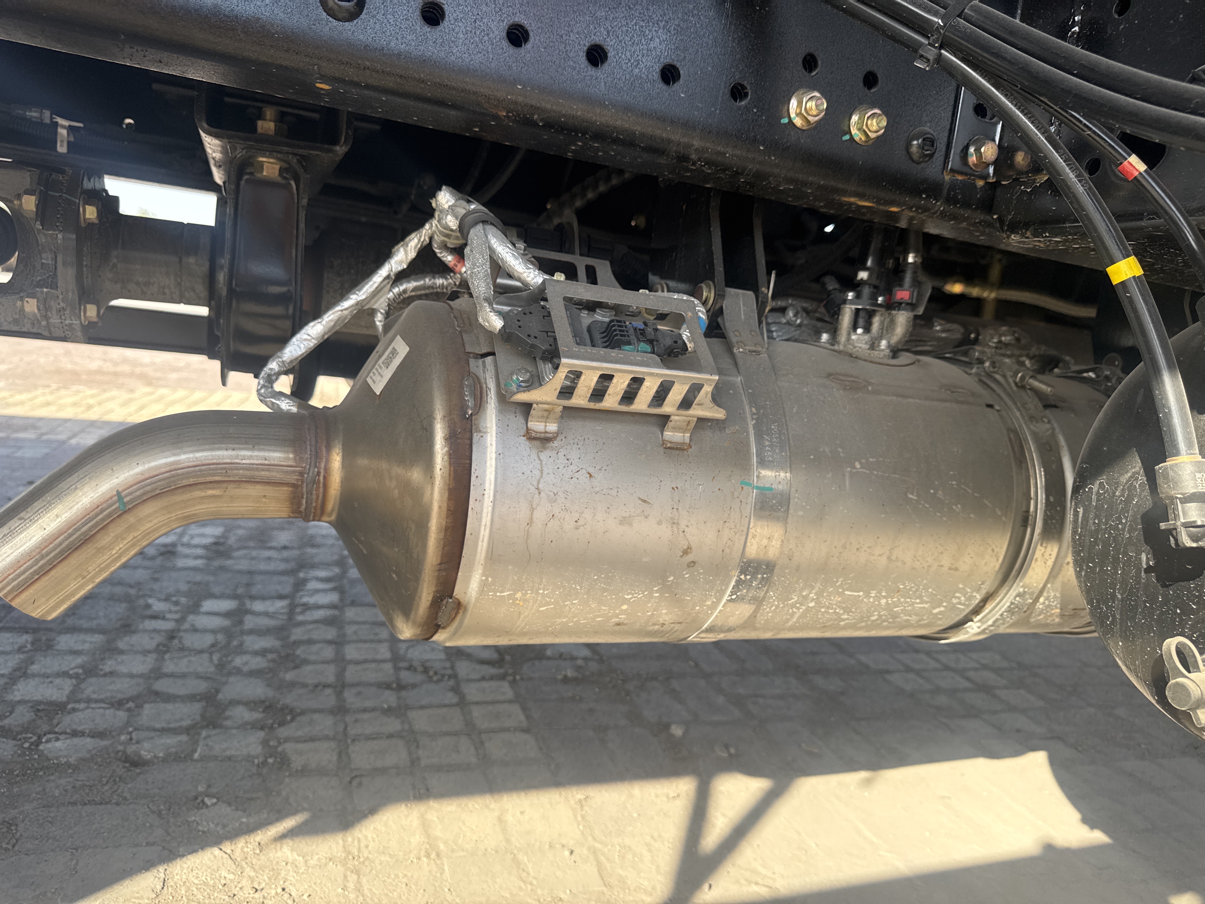 BTC-003-XCMG-SQZ200-Boom-truck-cranes-inspection-Engine-Exhaust-system-1