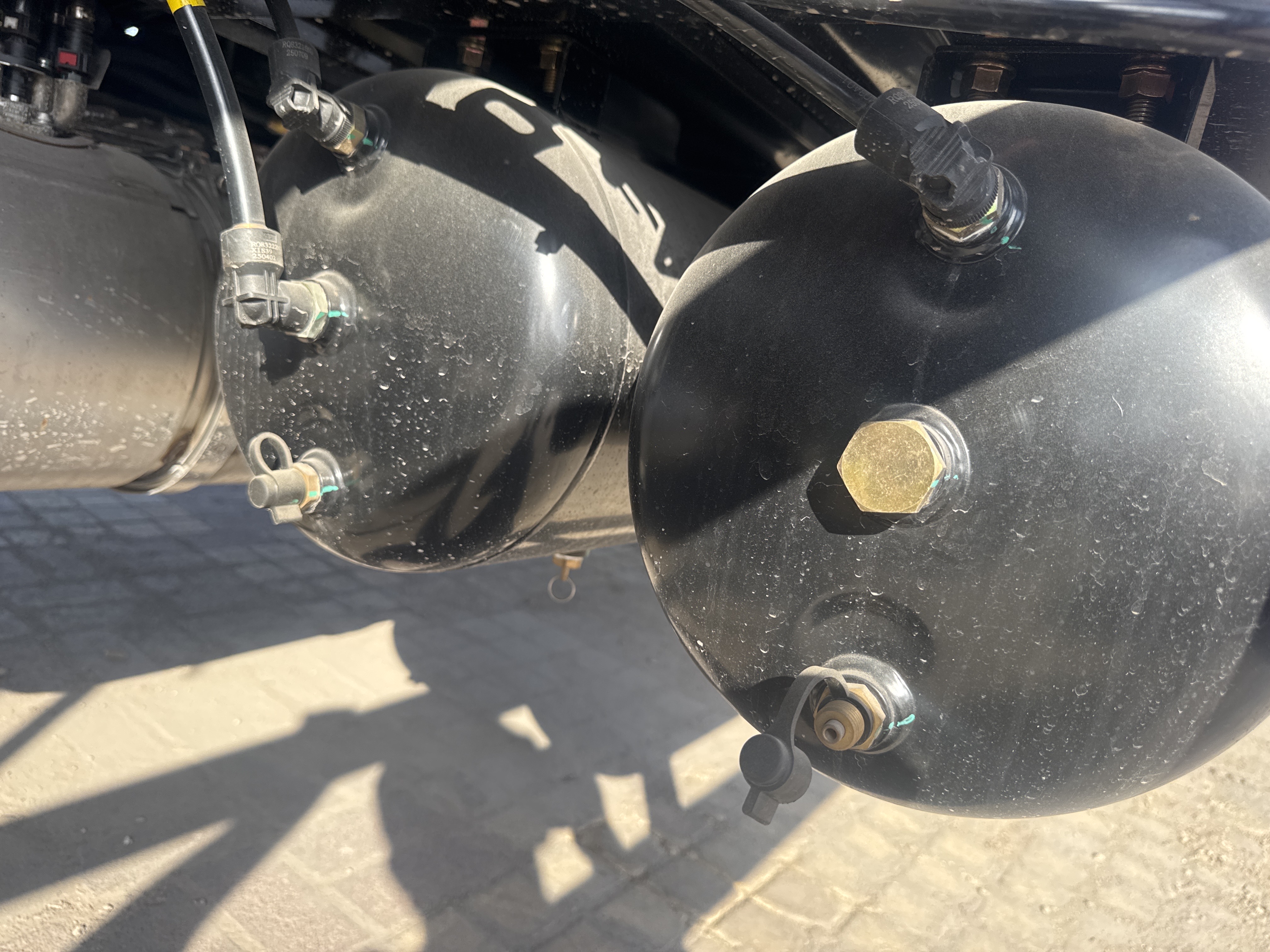 BTC-003-XCMG-SQZ200-Boom-truck-cranes-inspection-Pneumatics-Air-reservoir-tank-1