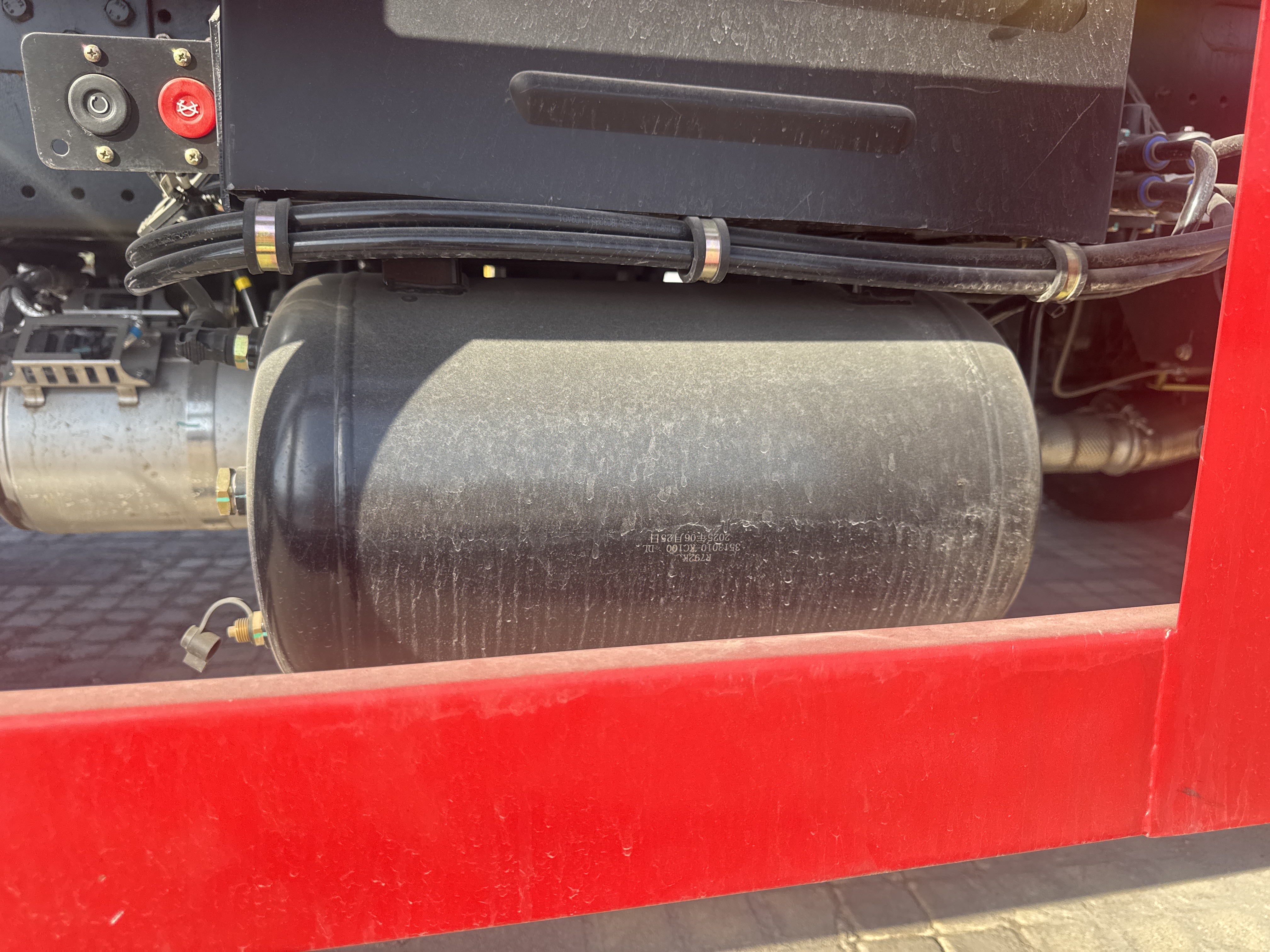BTC-003-XCMG-SQZ200-Boom-truck-cranes-inspection-Pneumatics-Air-reservoir-tank-1