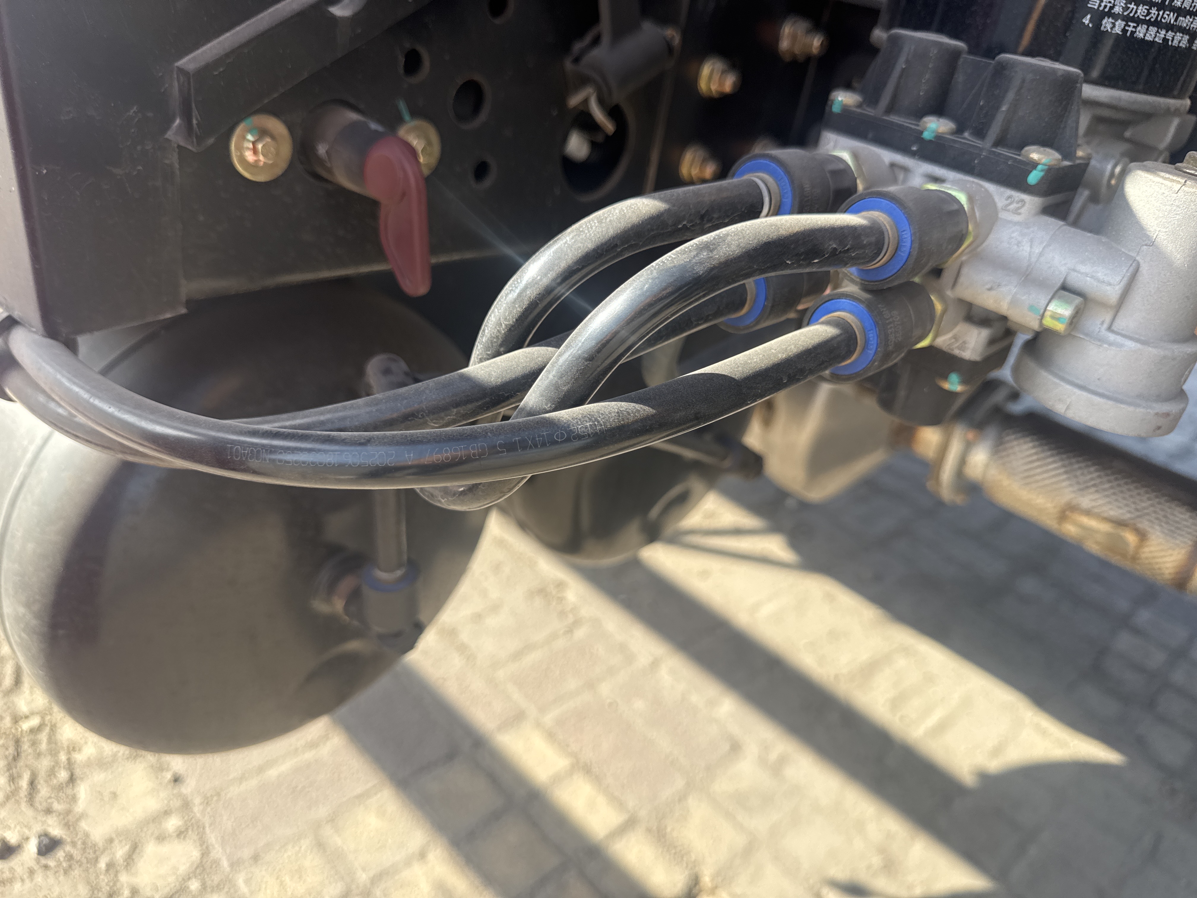 BTC-003-XCMG-SQZ200-Boom-truck-cranes-inspection-Pneumatics-Air-lines-and-hoses-1