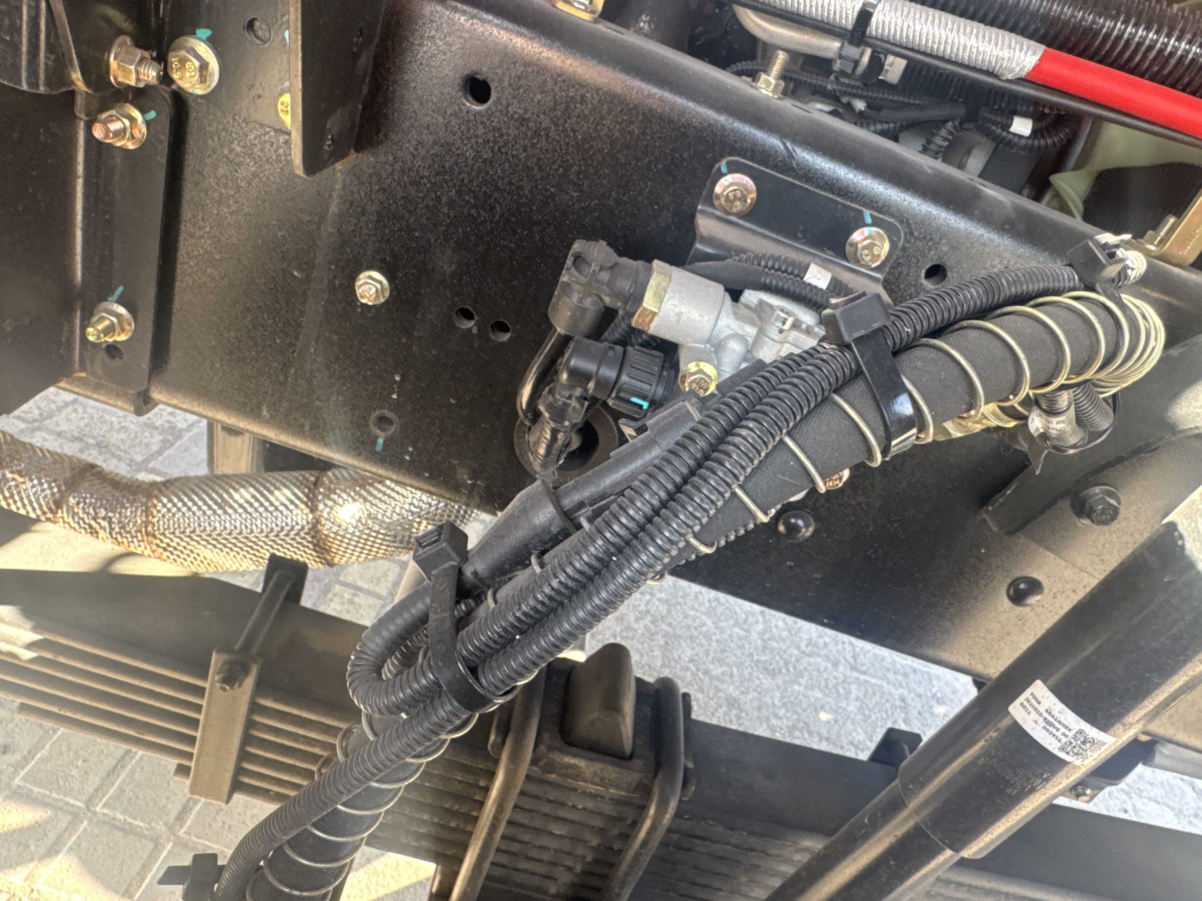BTC-003-XCMG-SQZ200-Boom-truck-cranes-inspection-Pneumatics-Air-lines-and-hoses-1
