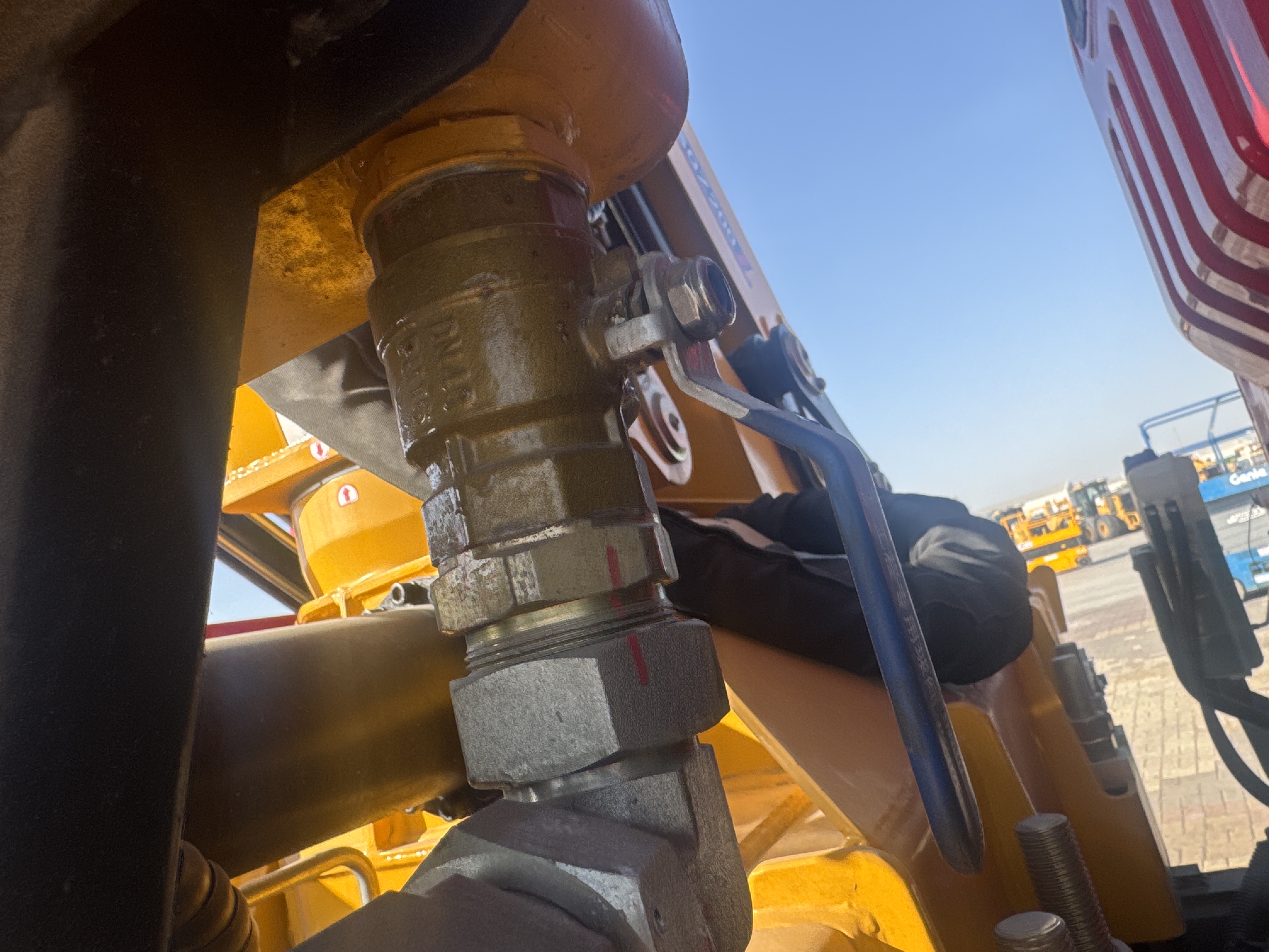 BTC-003-XCMG-SQZ200-Boom-truck-cranes-inspection-Safety-Hydraulic-safety-lock-1