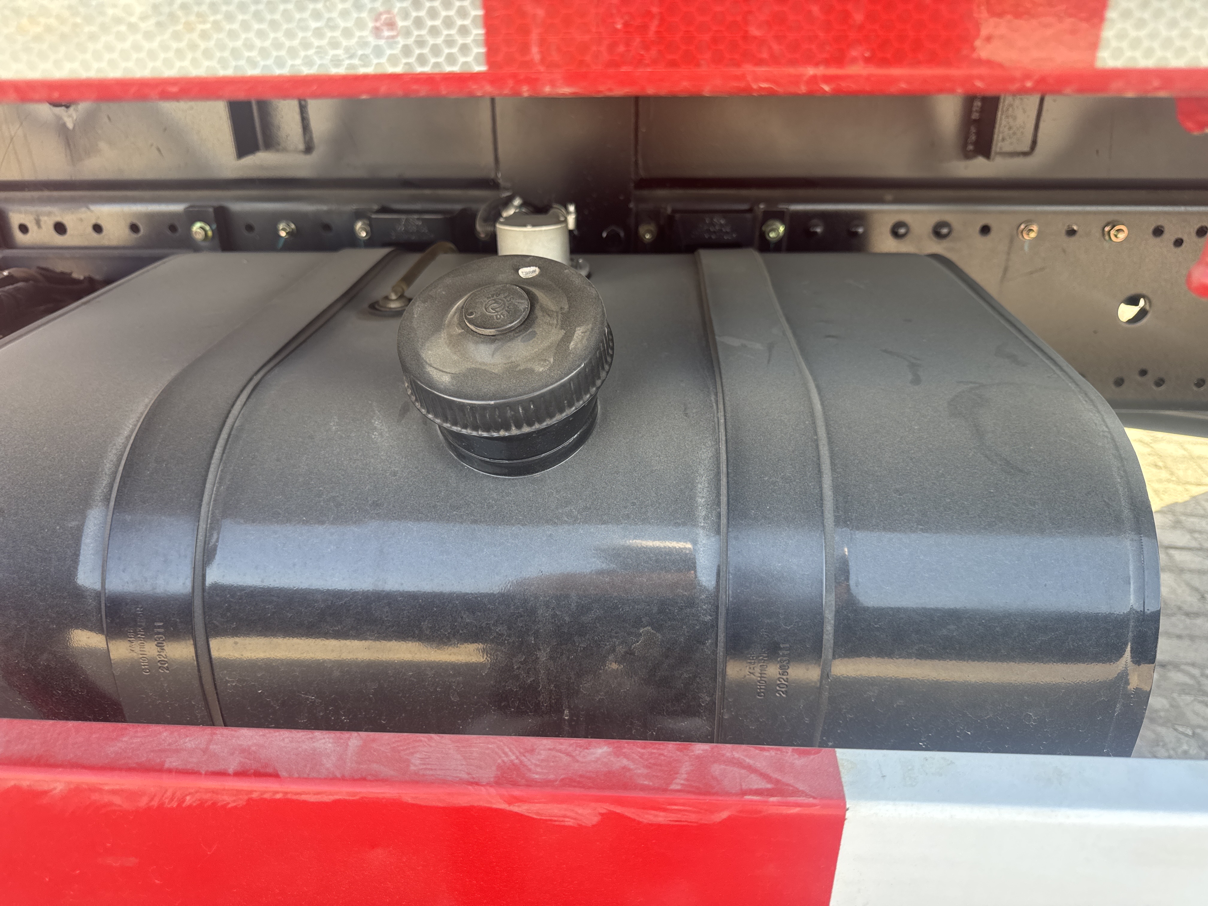 BTC-003-XCMG-SQZ200-Boom-truck-cranes-inspection-Engine-Fuel-tank-1