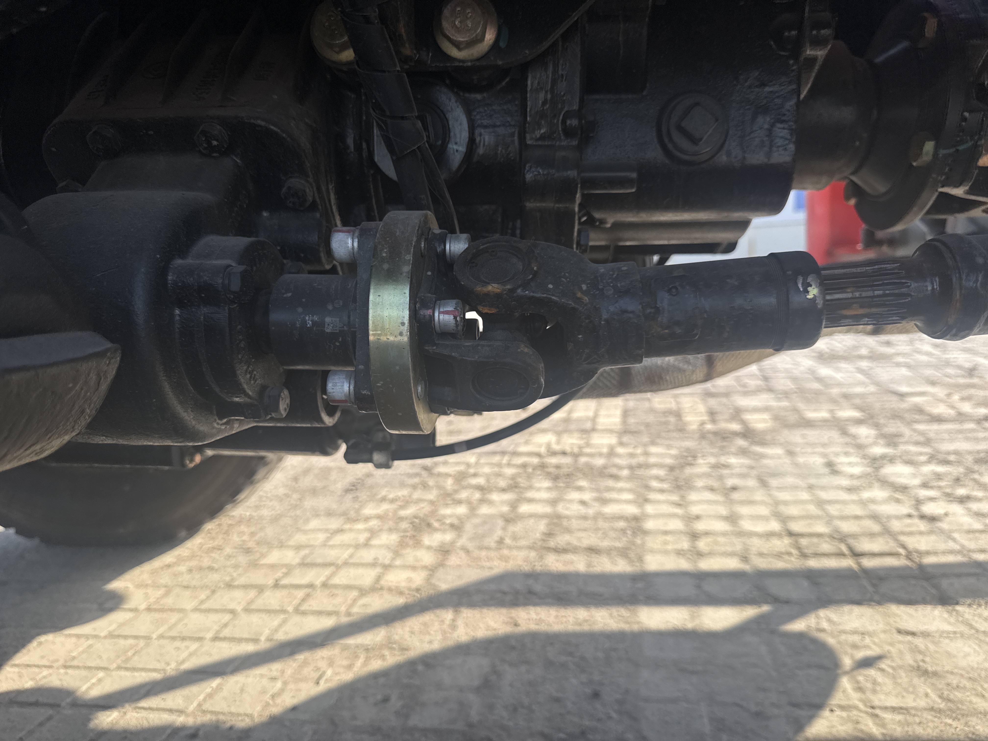 BTC-003-XCMG-SQZ200-Boom-truck-cranes-inspection-Drive-system-Propeller-shaft-1