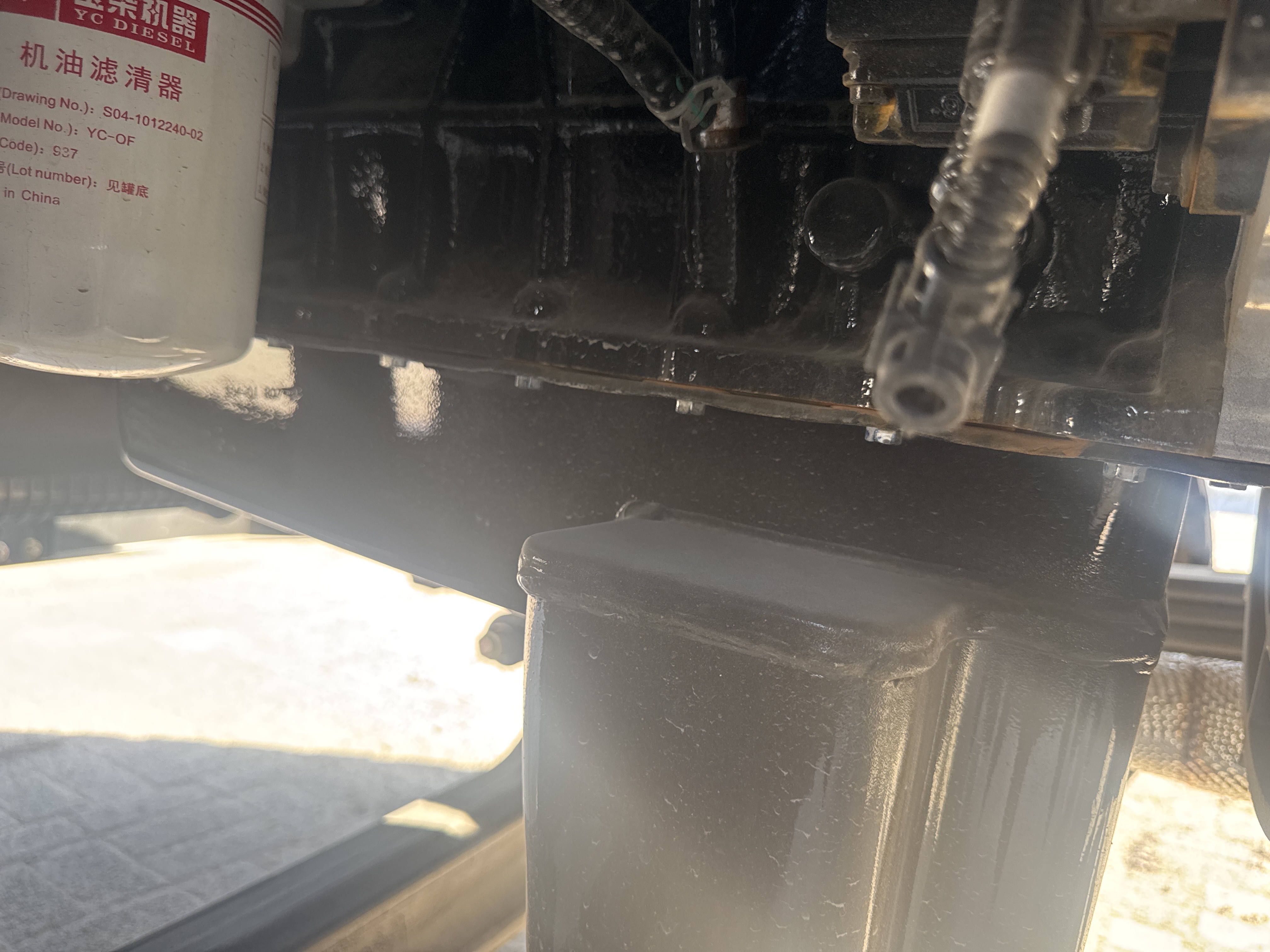 BTC-003-XCMG-SQZ200-Boom-truck-cranes-inspection-Engine-Engine-oil-leaks-1