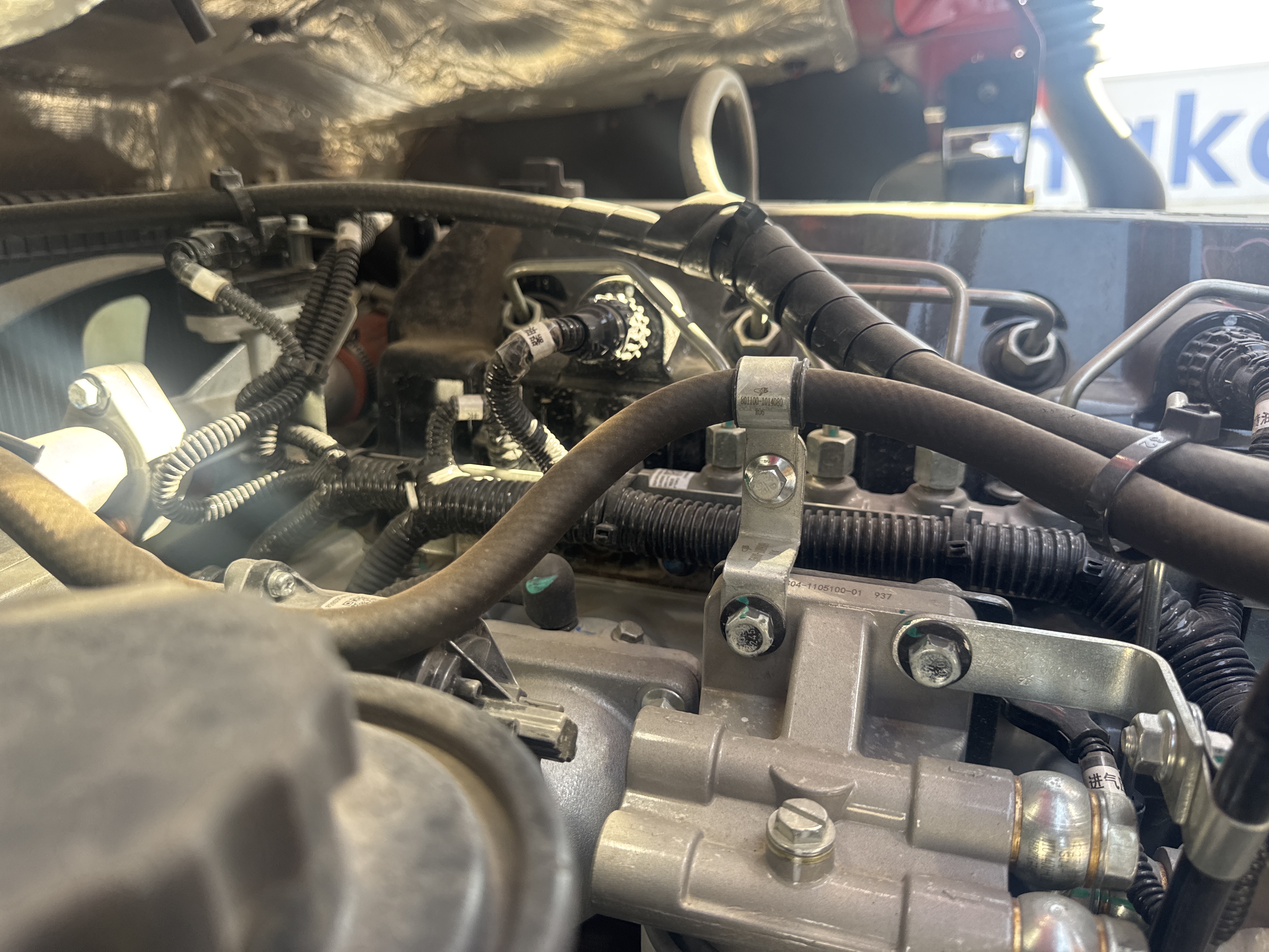 BTC-003-XCMG-SQZ200-Boom-truck-cranes-inspection-Engine-Engine-oil-leaks-1