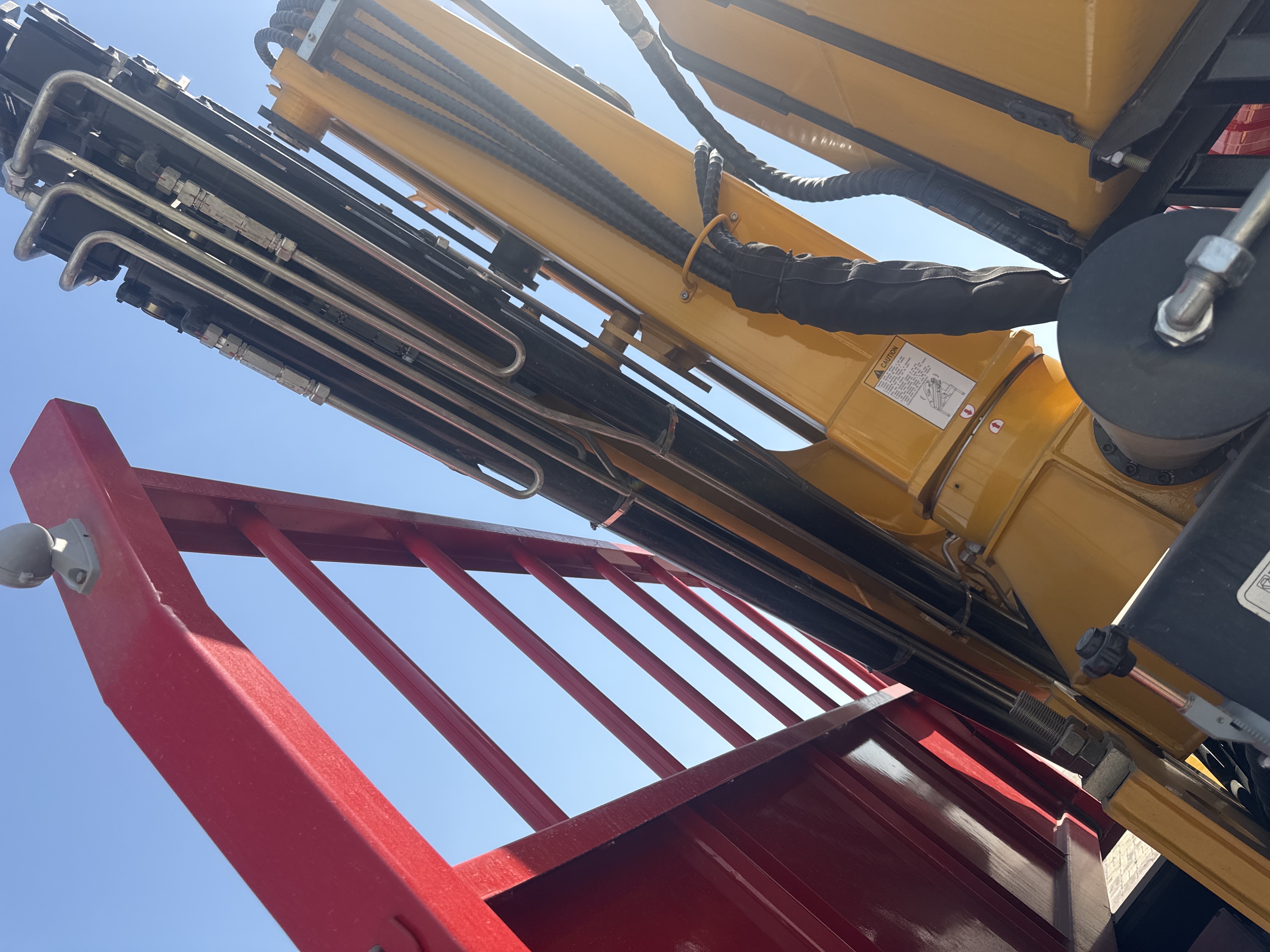 BTC-003-XCMG-SQZ200-Boom-truck-cranes-inspection-Hydraulics-Boom-extension-cylinder-1