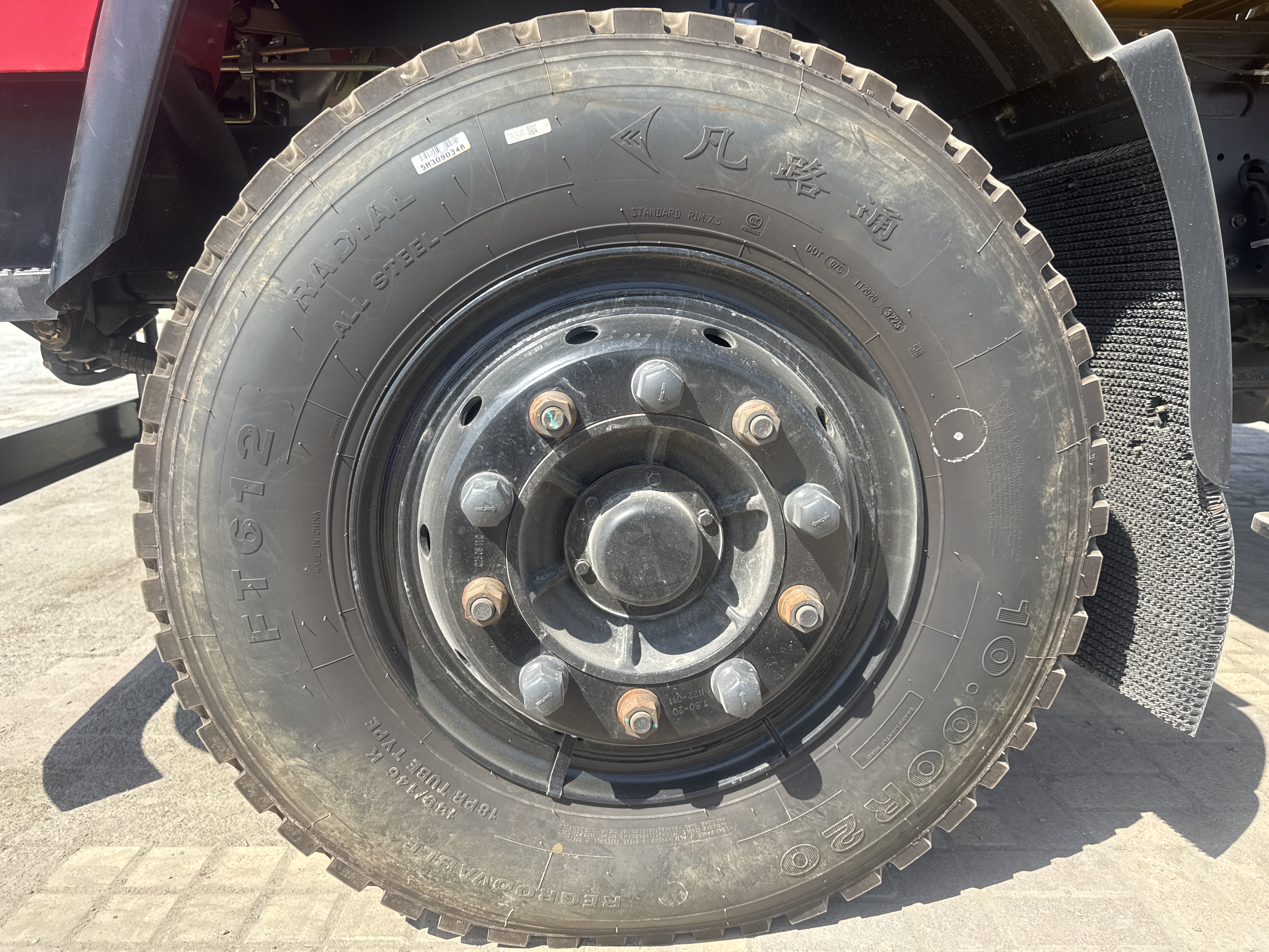BTC-003-XCMG-SQZ200-Boom-truck-cranes-inspection-Chassis-Right-front-tire-/-wheel-hub---condition-1