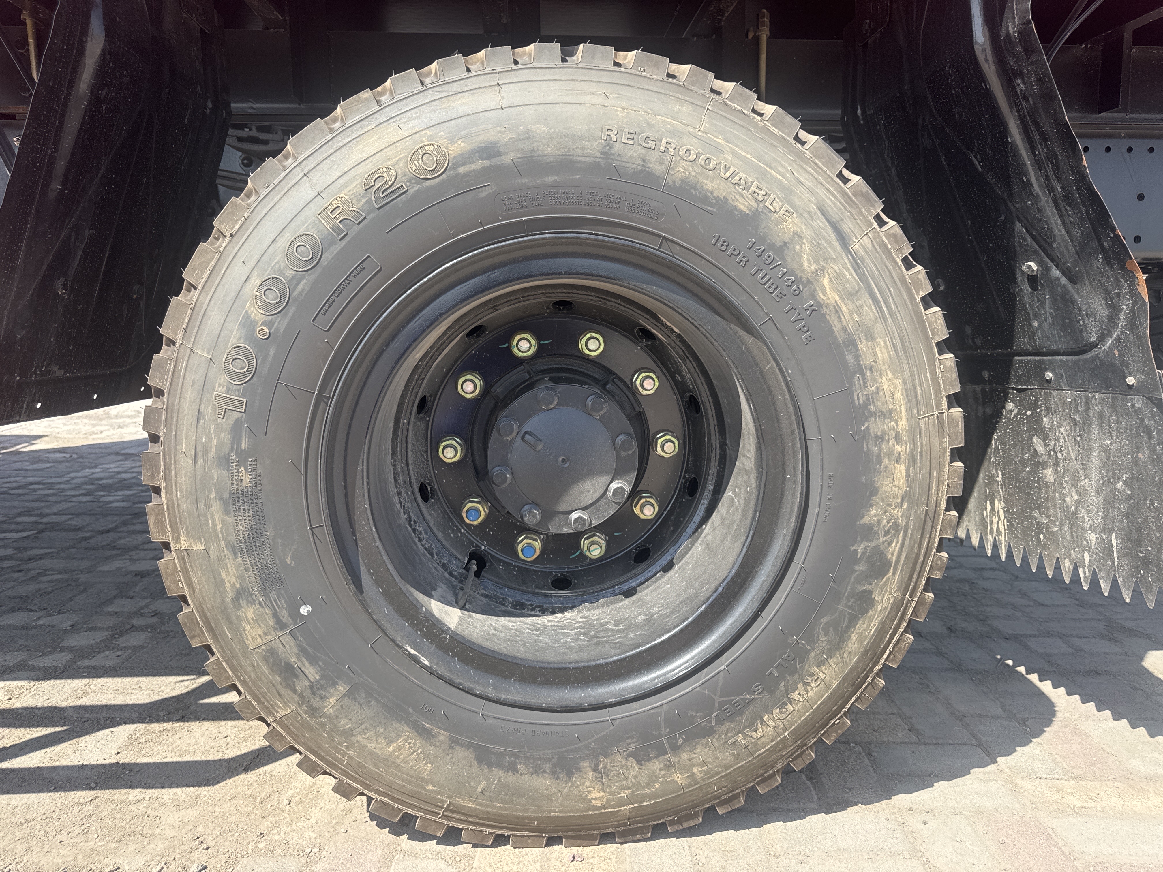 BTC-003-XCMG-SQZ200-Boom-truck-cranes-inspection-Chassis-Left-rear-tire-/-wheel-hub---condition-1