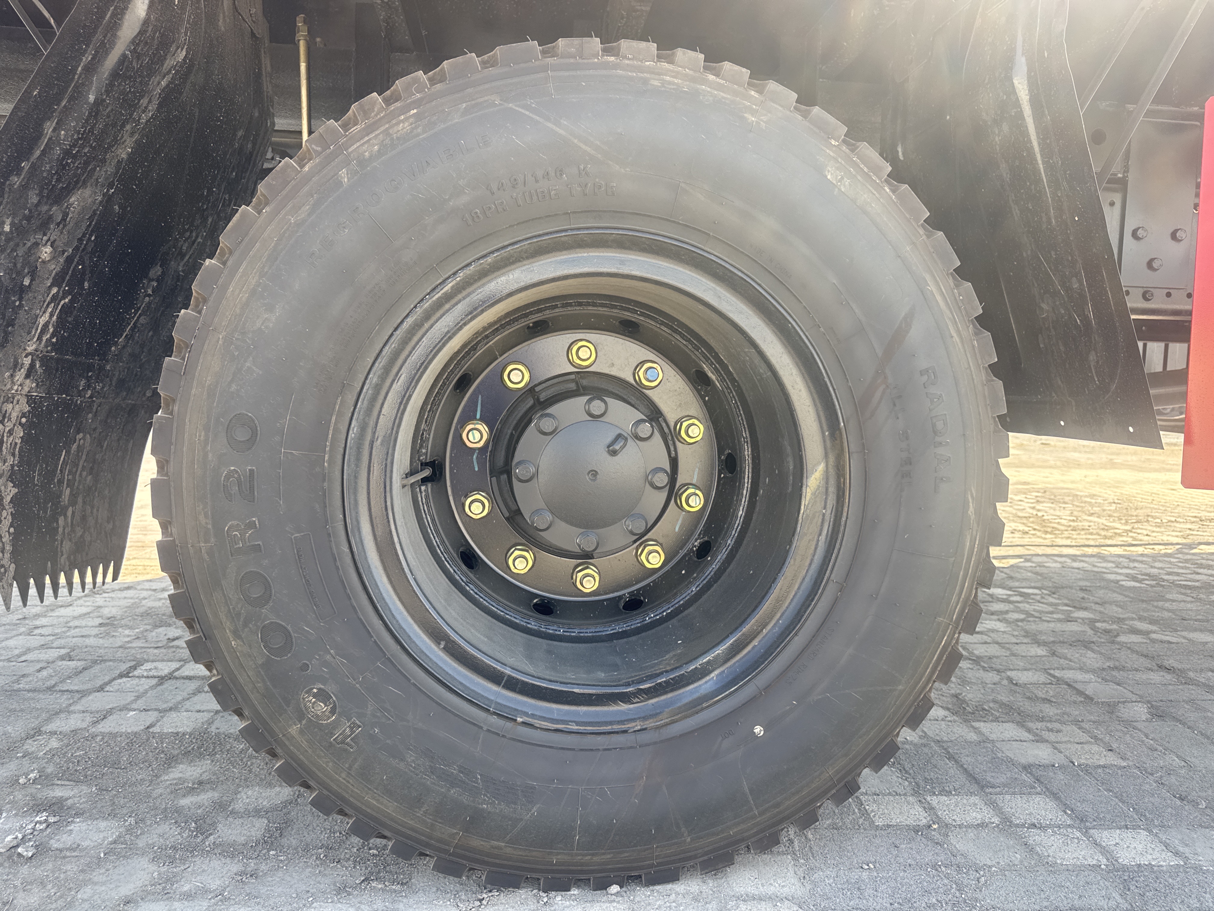 BTC-003-XCMG-SQZ200-Boom-truck-cranes-inspection-Chassis-Right-rear-tire-/-wheel-hub---condition-1