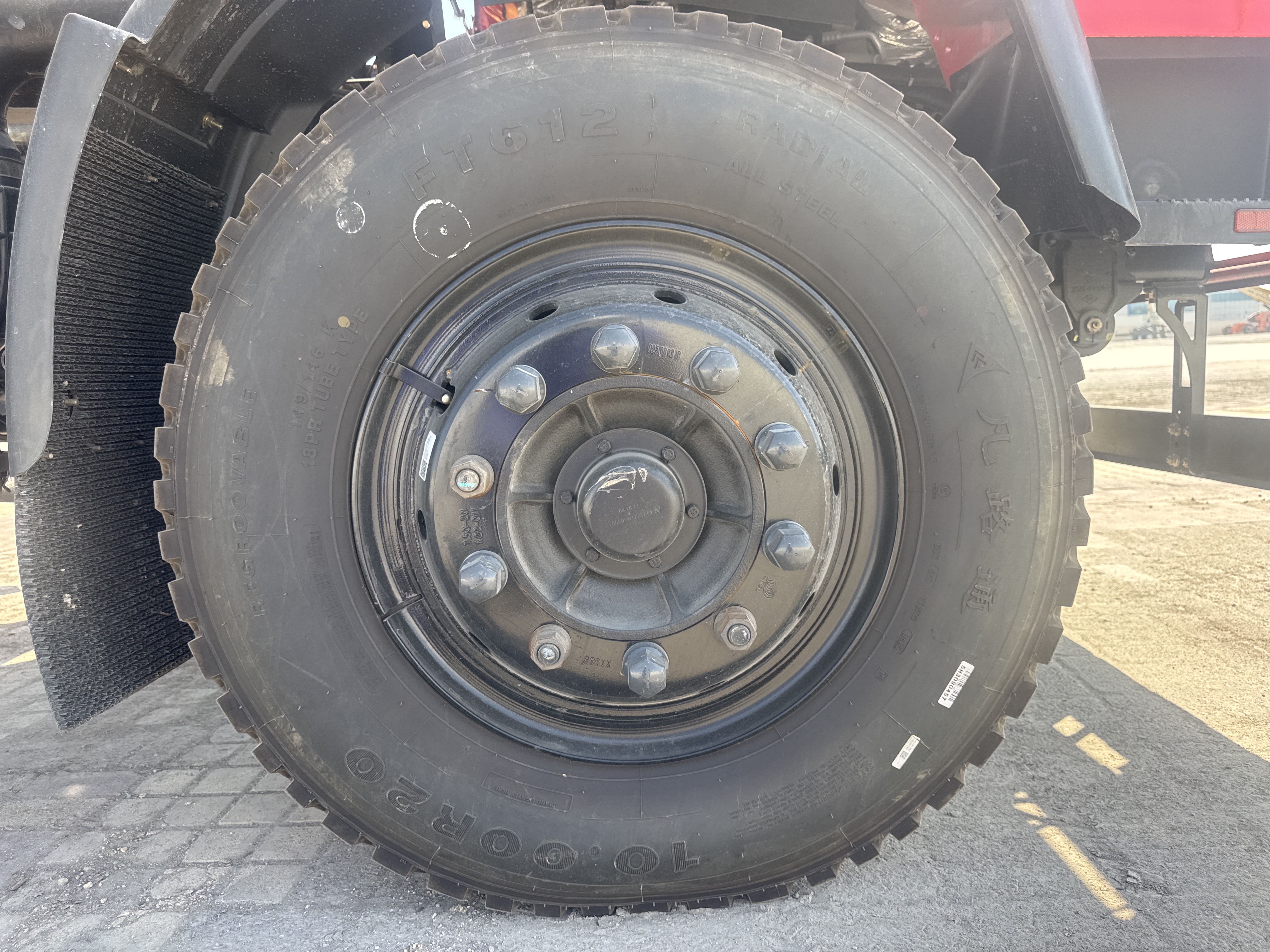 BTC-003-XCMG-SQZ200-Boom-truck-cranes-inspection-Chassis-Right-tire-/-wheel-hub-condition-1