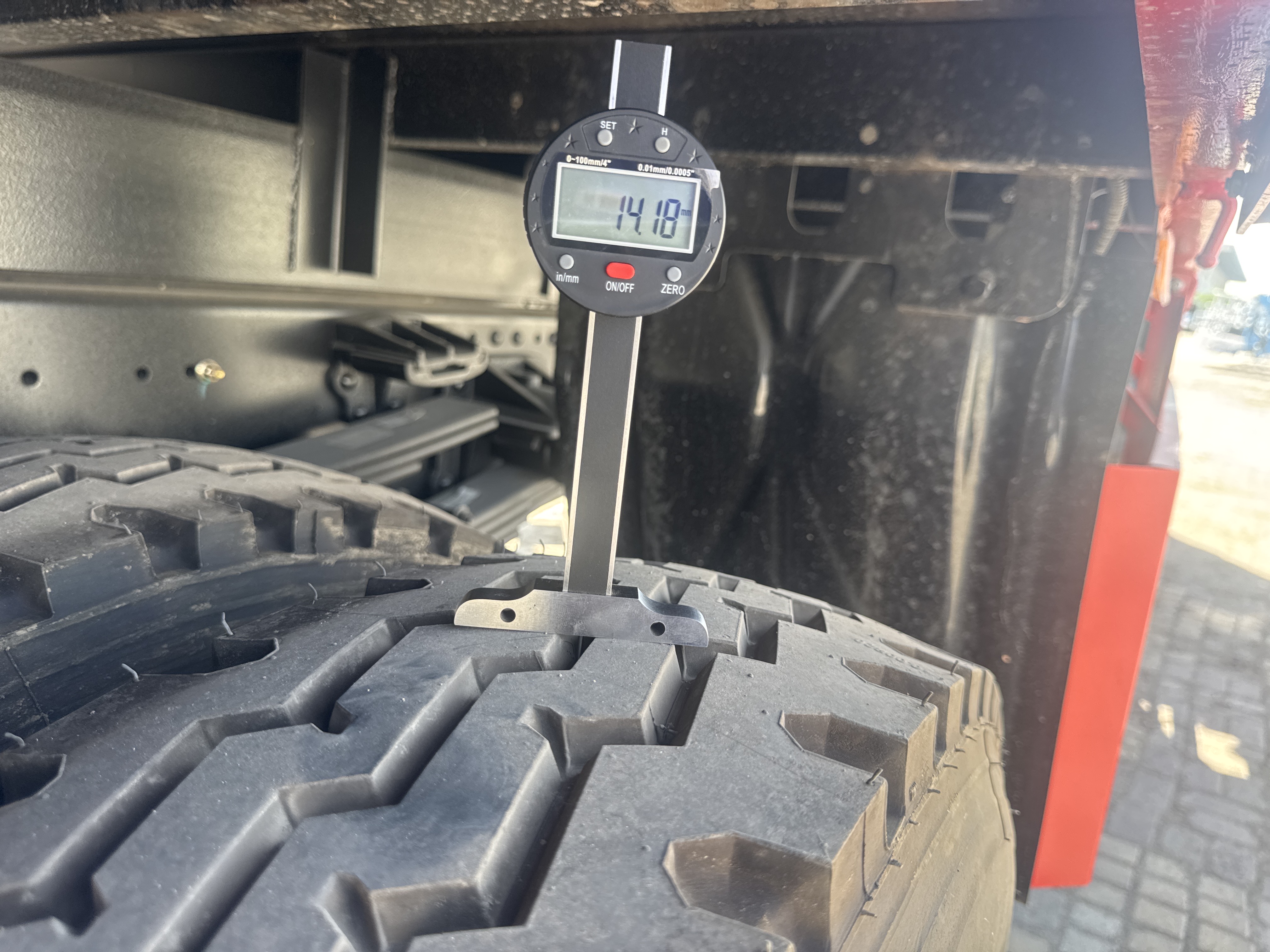 BTC-003-XCMG-SQZ200-Boom-truck-cranes-inspection-Chassis-Right-rear-tire---tread-depth-1