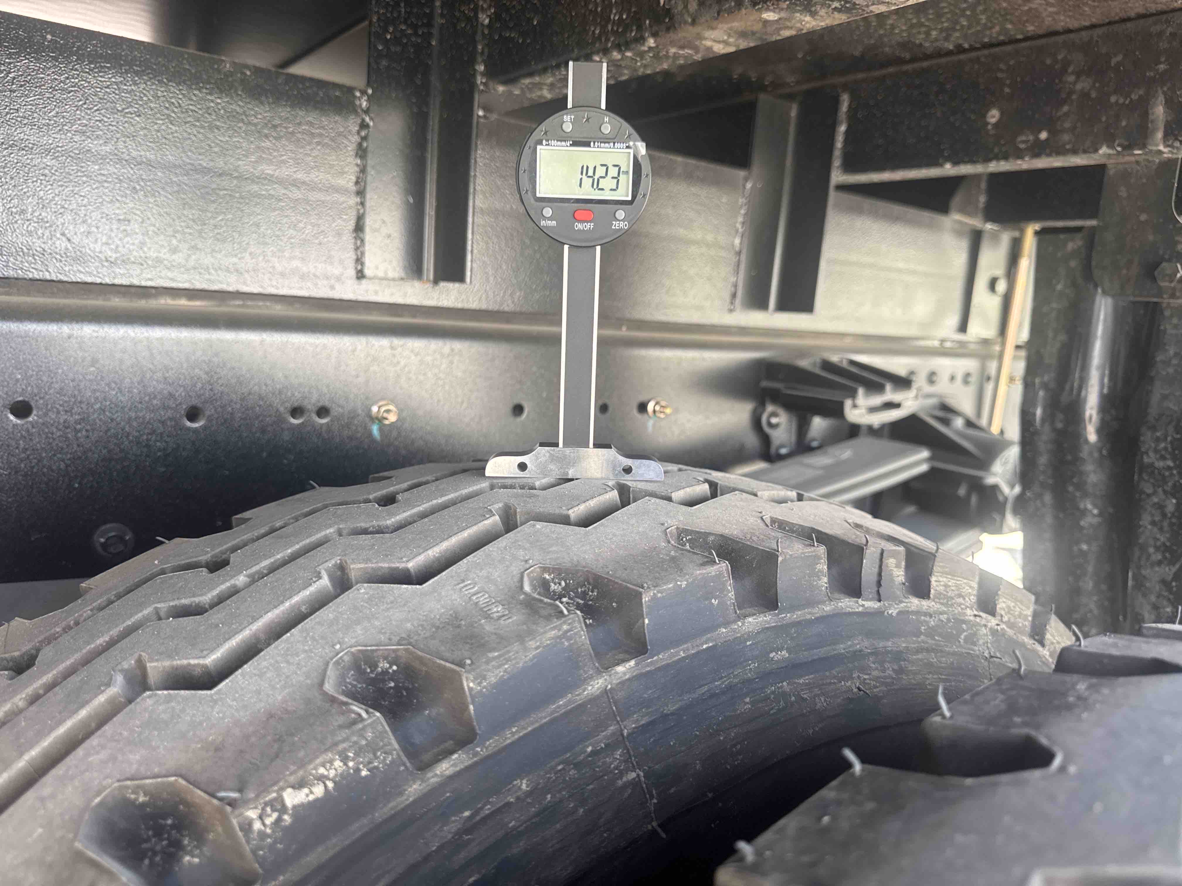 BTC-003-XCMG-SQZ200-Boom-truck-cranes-inspection-Chassis-Right-tire---Tread-depth-1